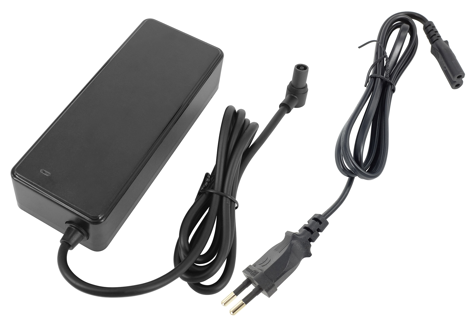 Schwarzes Netzteil mit Kabeln und Stecker, auf weißem Hintergrund.