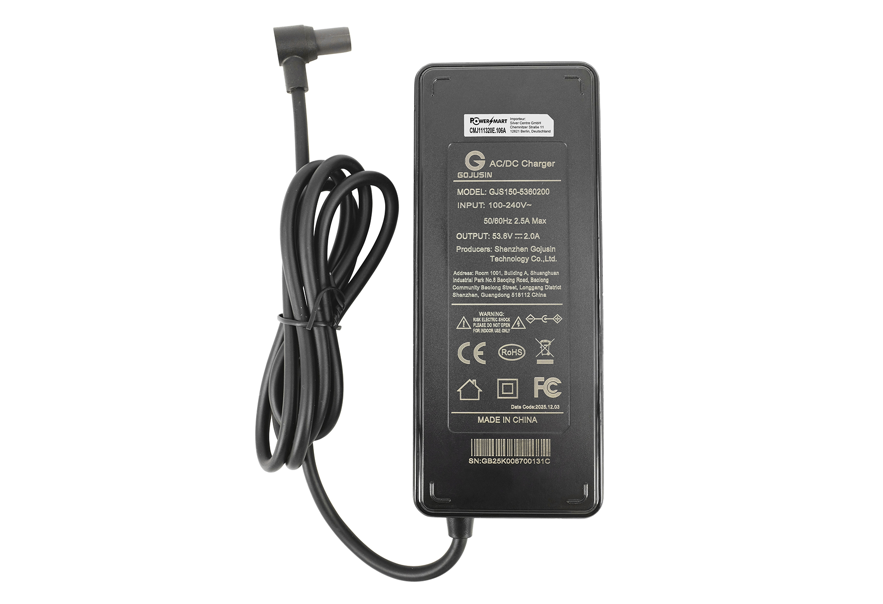 Schwarzes Netzkabel mit abgewinkeltem Stecker, angeschlossen an ein schwarzes Netzteil mit Beschriftung.