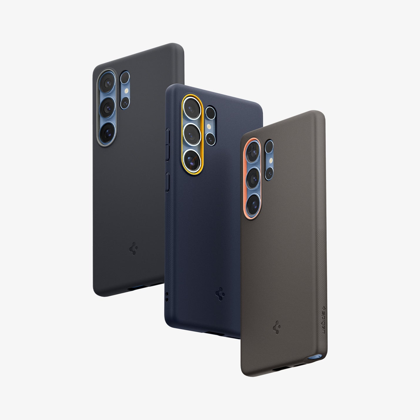 Drei Smartphones in dunklen Hüllen, nebeneinander auf weißem Hintergrund.