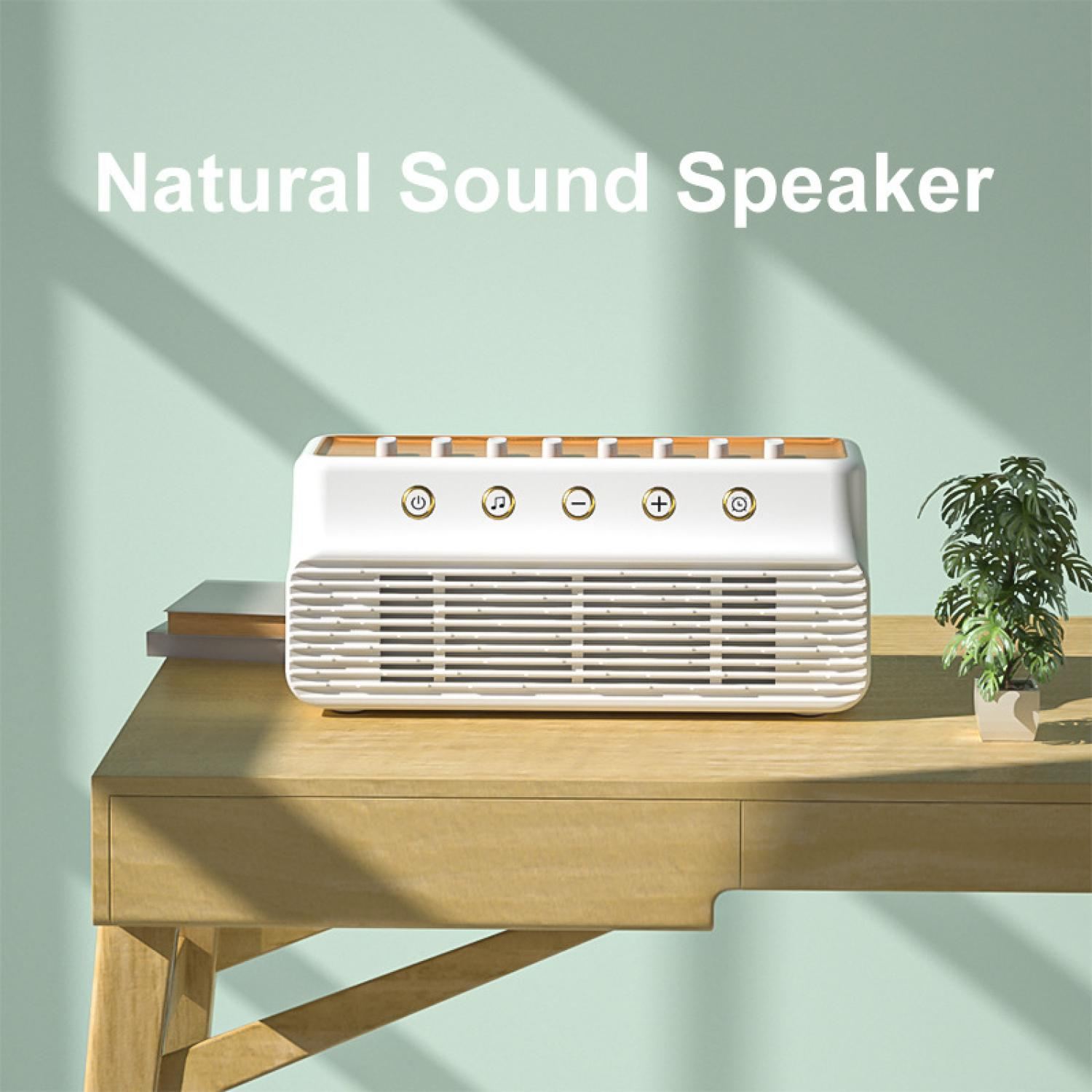 Ein weißer Lautsprecher mit goldenen Akzenten steht auf einem Holztisch. Text: 'Natural Sound Speaker'.