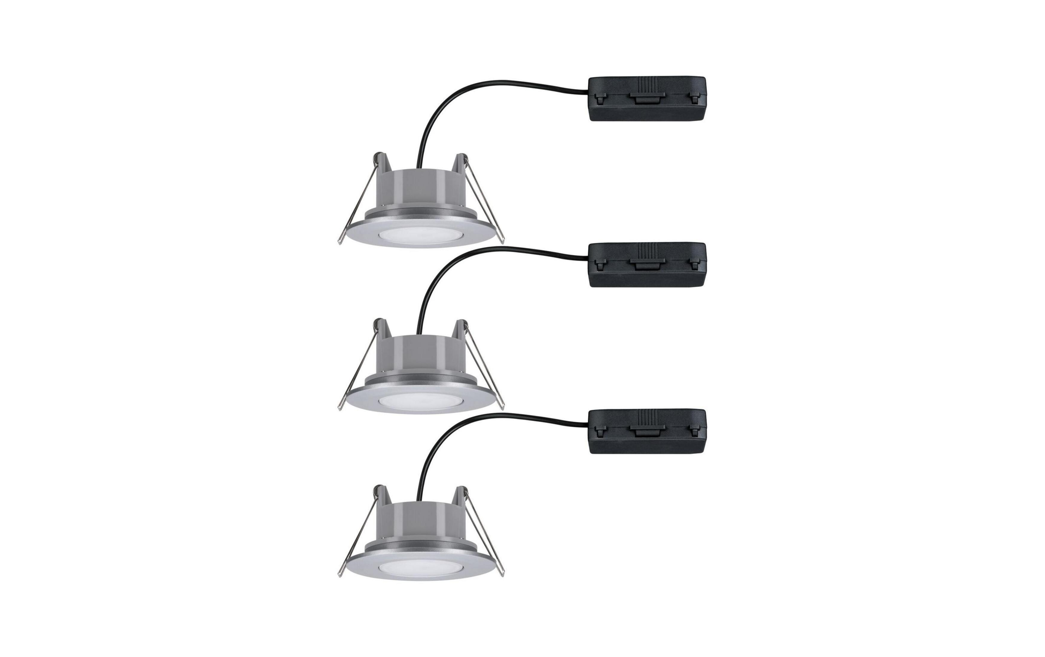 Trzy lampy wpuszczane z srebrnymi obudowami i czarnymi przewodami.