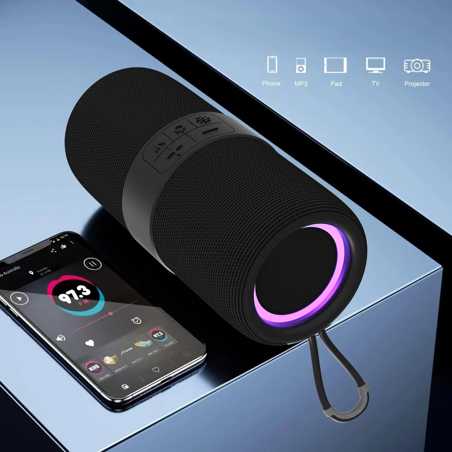 Altoparlante portatile nero con luce viola accanto a uno smartphone con app radio.
