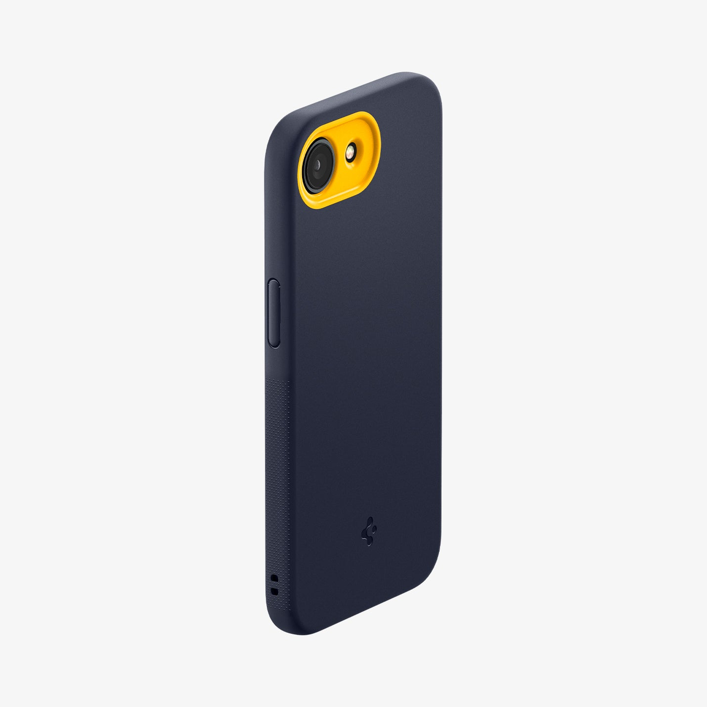 Una custodia blu scuro per telefono con accento giallo della fotocamera è mostrata su sfondo bianco.