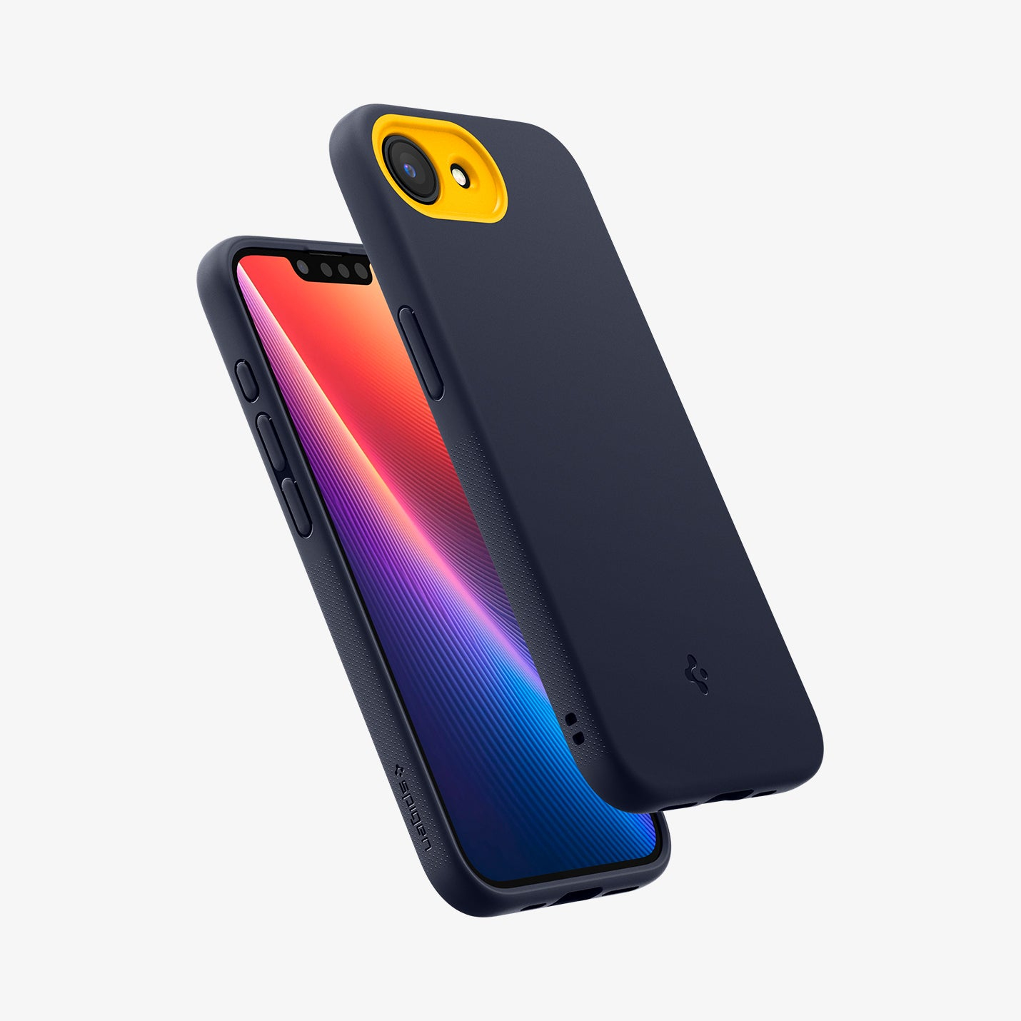 Una cover per telefono blu scuro con accento giallo per fotocamera poggia su un telefono con schermo colorato.