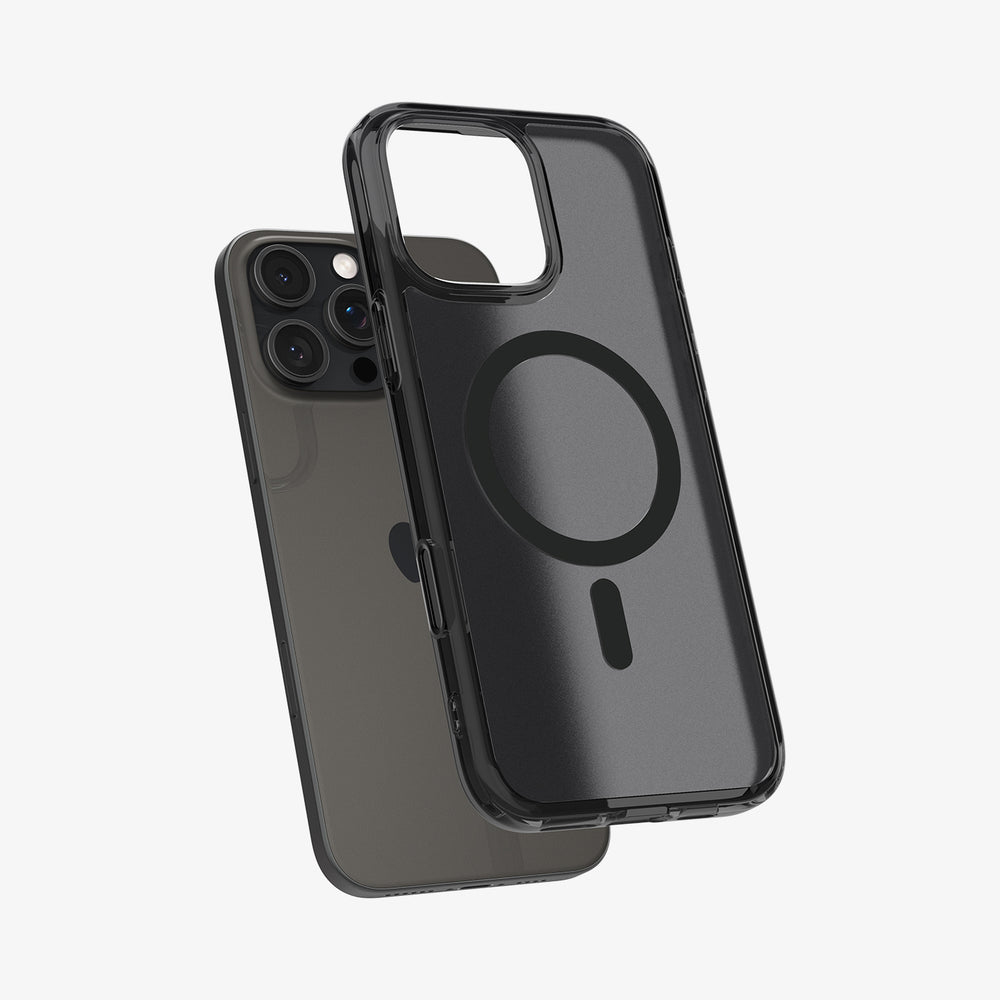 Una cover nera con cerchio MagSafe è posta davanti a un iPhone scuro.