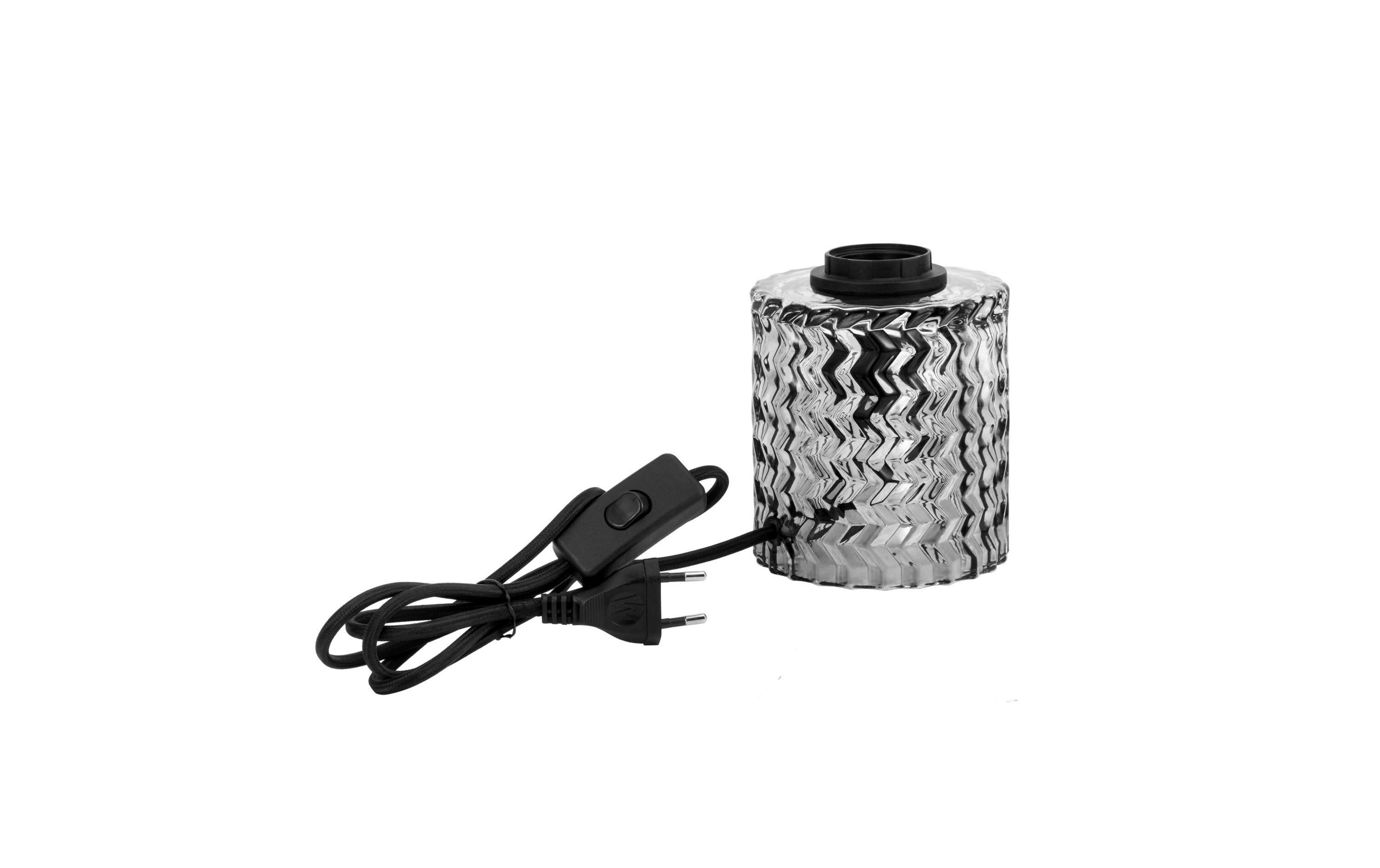 Srebrny klosz lampy z wzorem zygzakowatym i czarnym kablem z wtyczką.