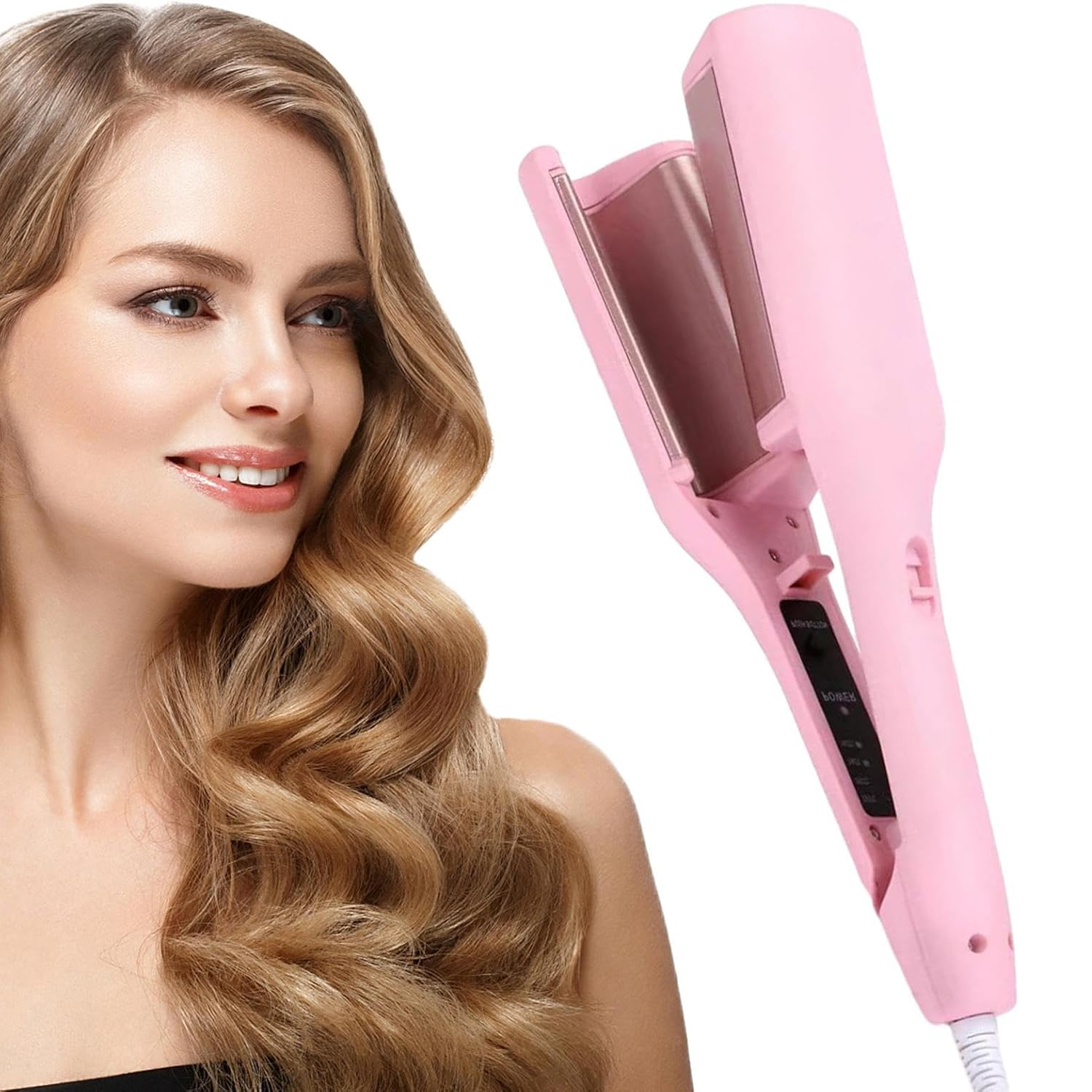 Una donna con capelli biondi e mossi sorride accanto a una piastra rosa su sfondo bianco.