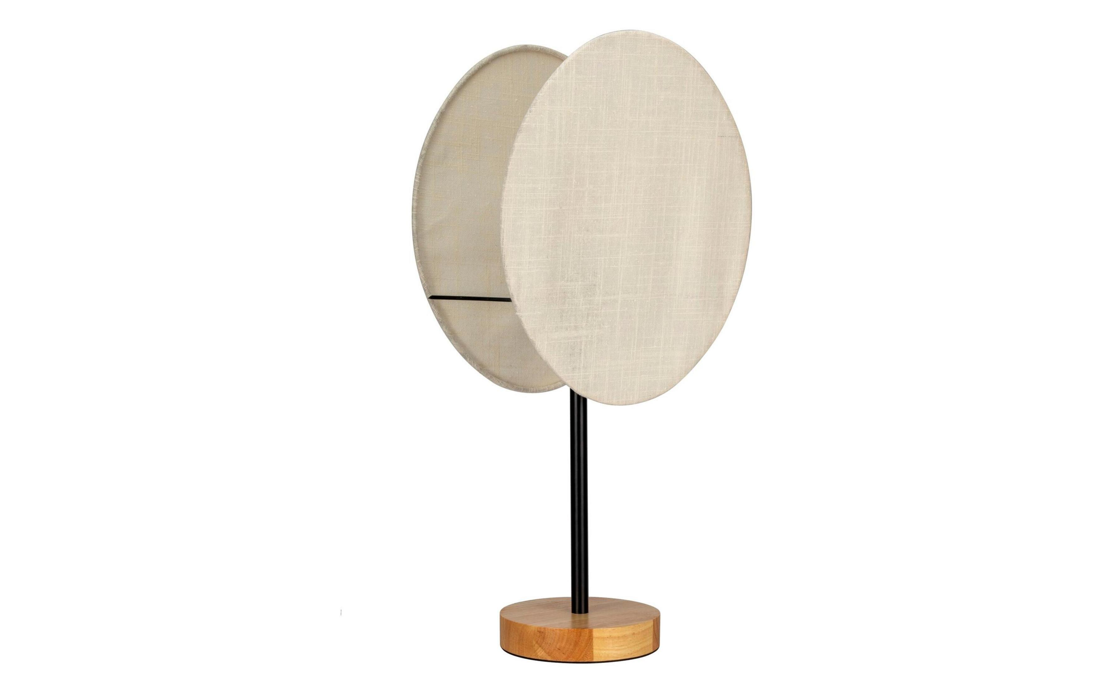 Lampa podłogowa z dwoma owalnymi, jasno beżowymi abażurami na czarnym słupku z drewnianą podstawą.