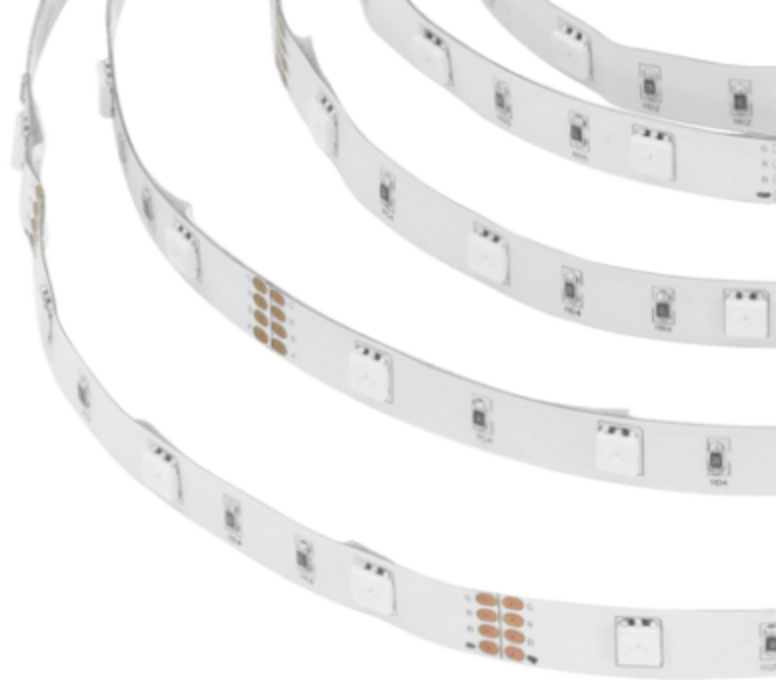 Weiße LED-Streifen mit sichtbaren Chips auf weißem Hintergrund.