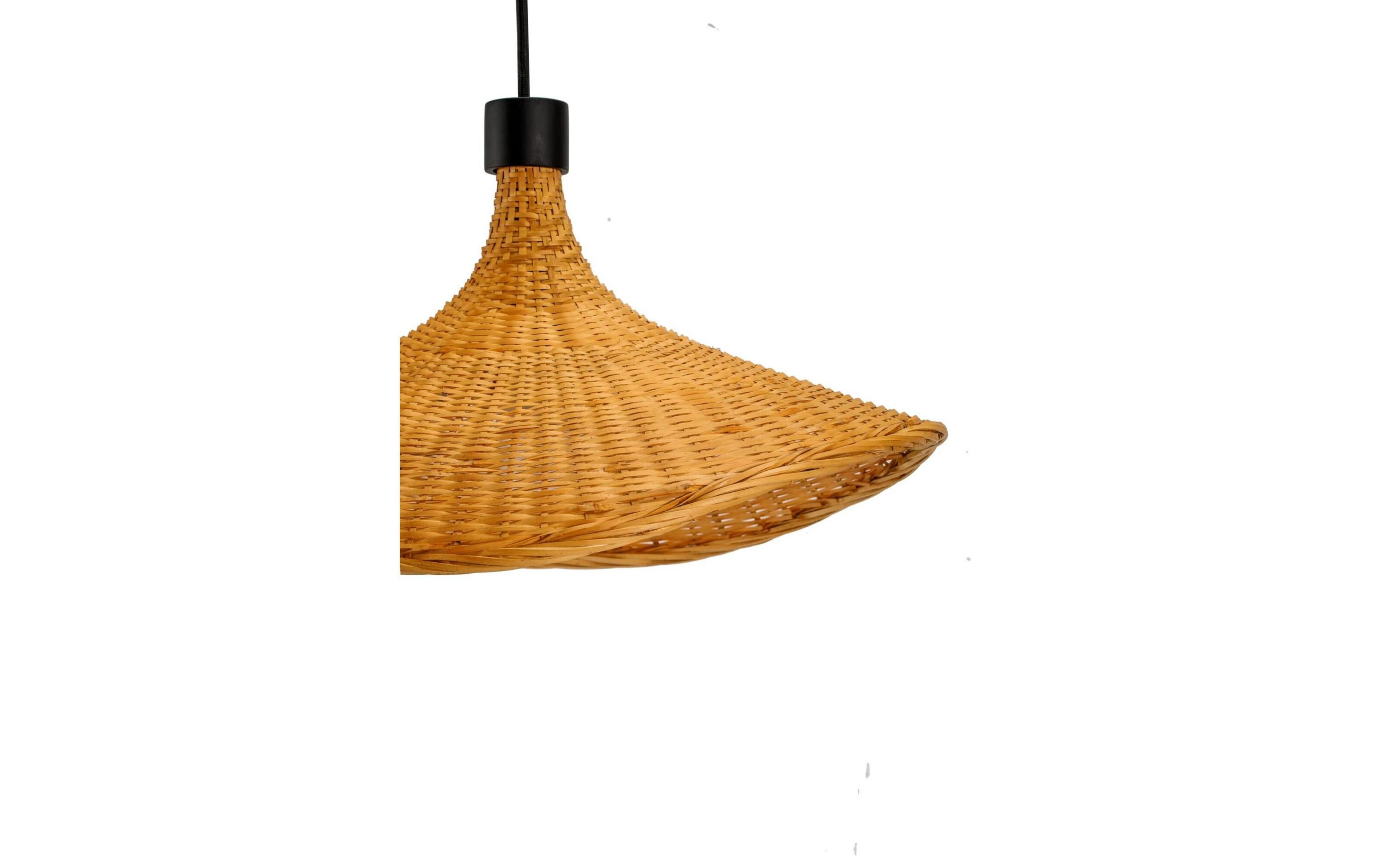 Szczegółowy, pleciony klosz lampy z naturalnego materiału.