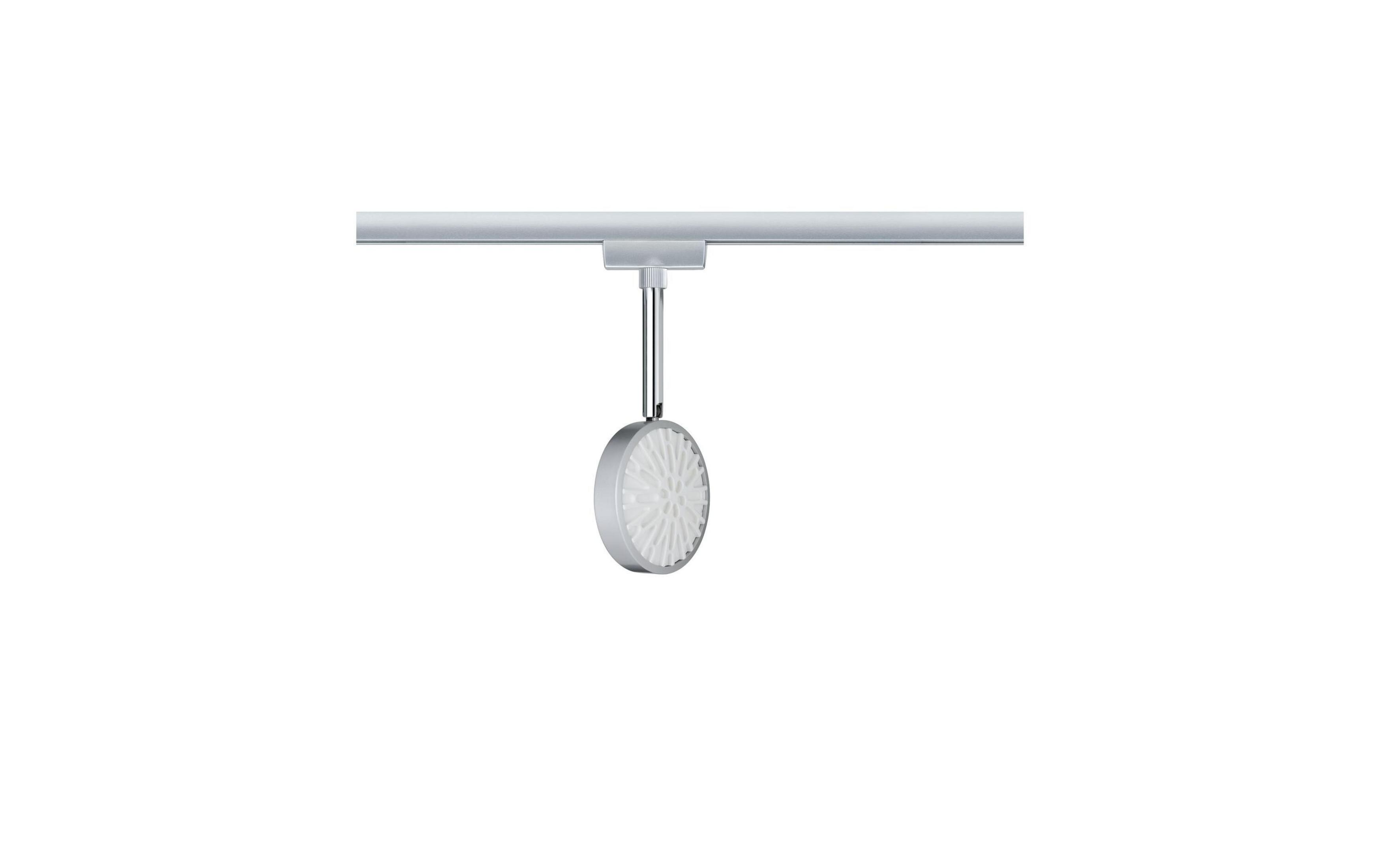 Eine silberne Lampe mit einem runden, weißen Diffusor hängt an einer Schiene.