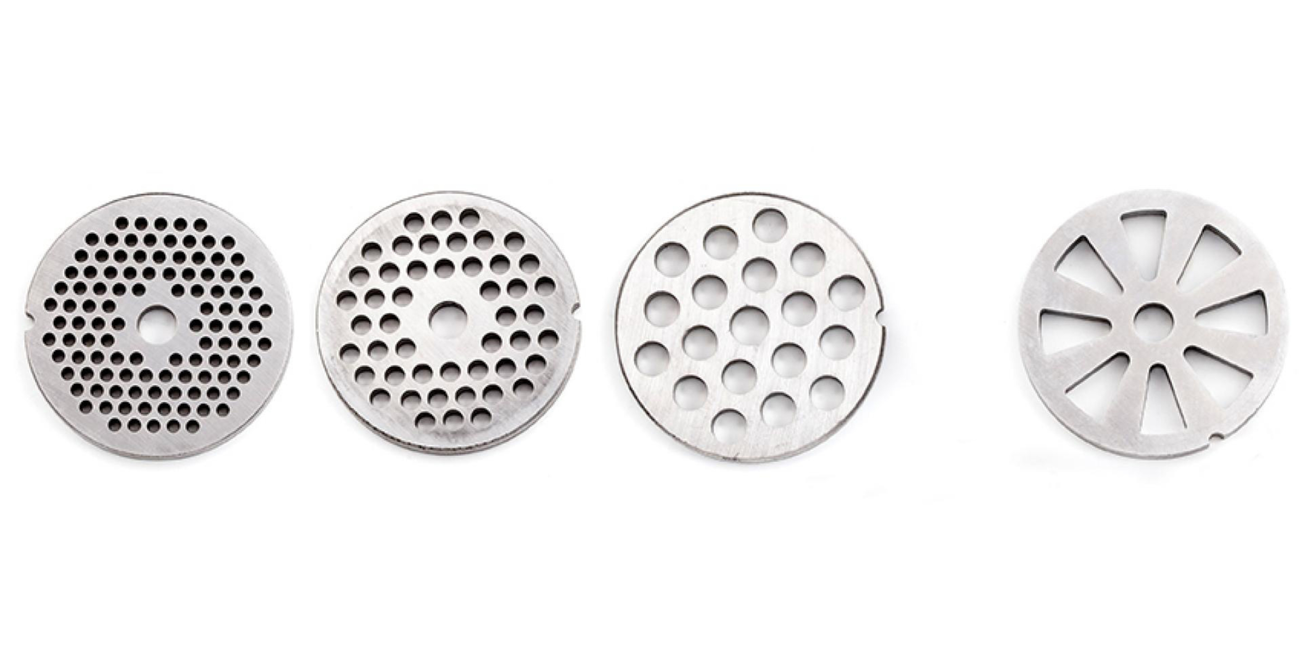 Farklı delik desenlerine sahip d&ouml;rt metal disk yan yana beyaz &uuml;zerinde.