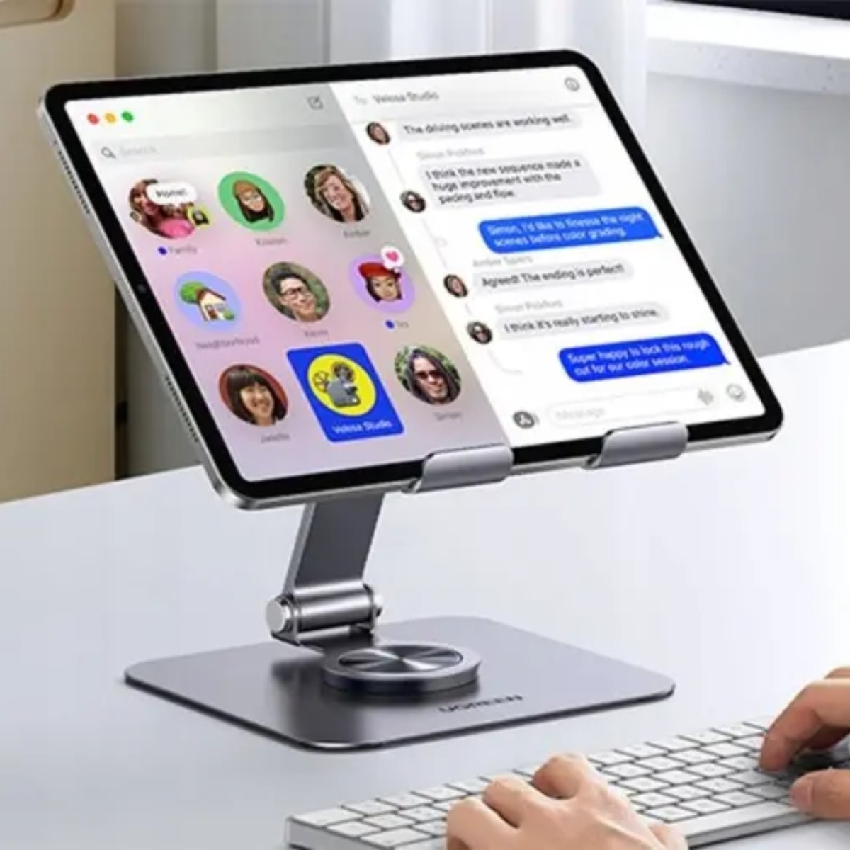 Tablet na stojaku wyświetla aplikację czatu ze zdjęciami profilowymi i wiadomościami.