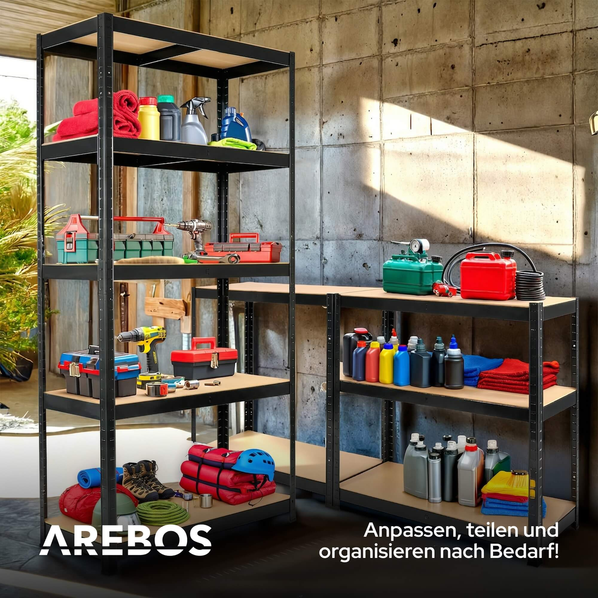 Regale mit Werkzeugen, Reinigungsflaschen, Handtüchern und Outdoor-Ausrüstung.