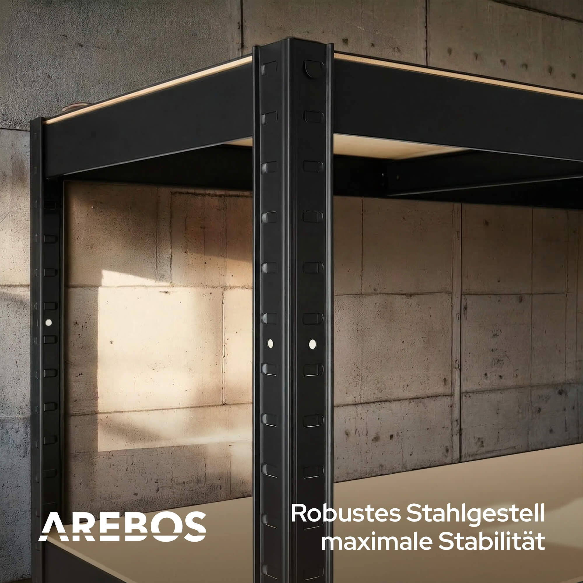 Robustes schwarzes Stahlregal mit Holzablagen vor Betonwand.