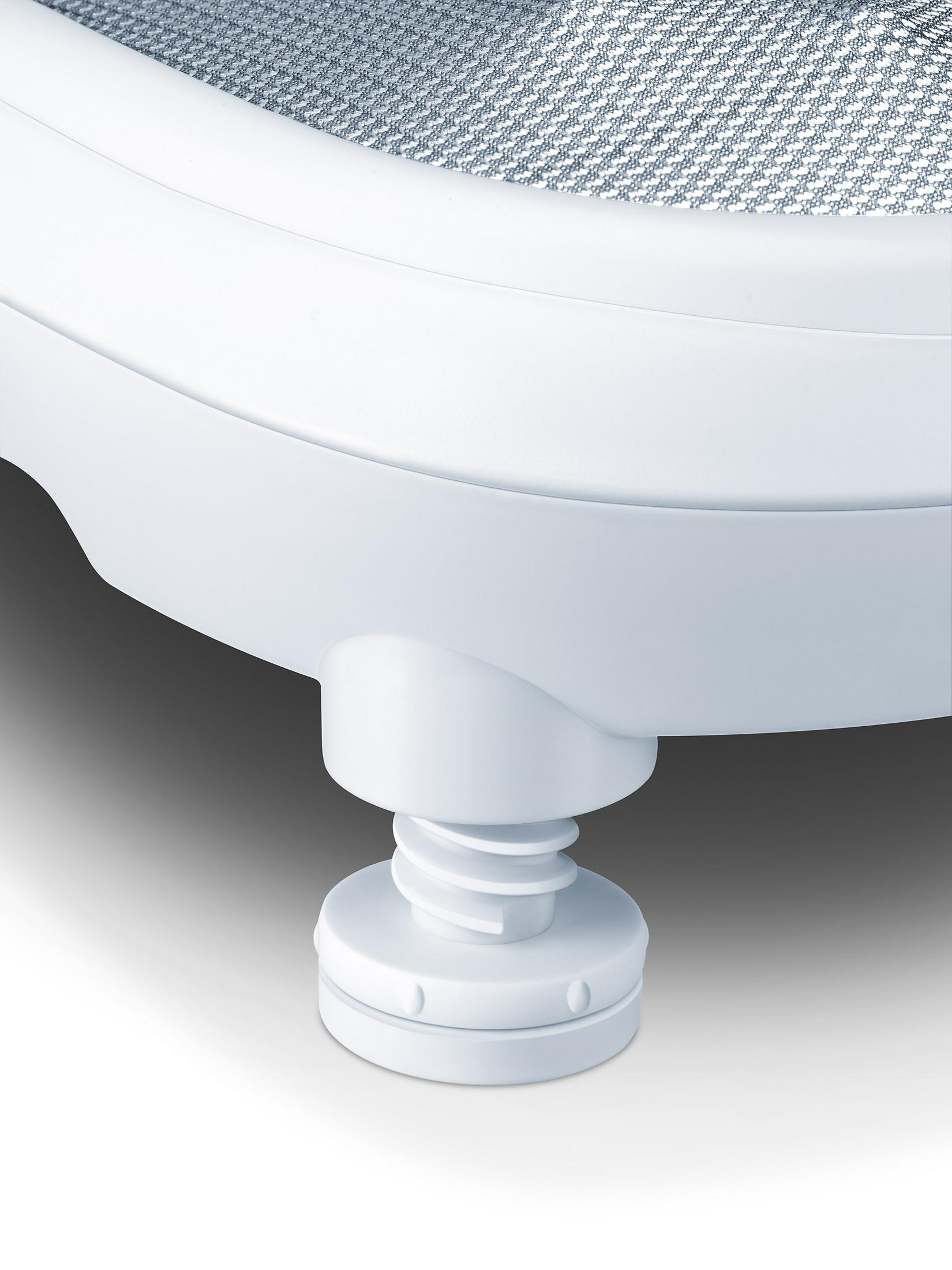 Nahaufnahme eines weißen, verstellbaren Fußes eines Geräts mit einer strukturierten Oberfläche.