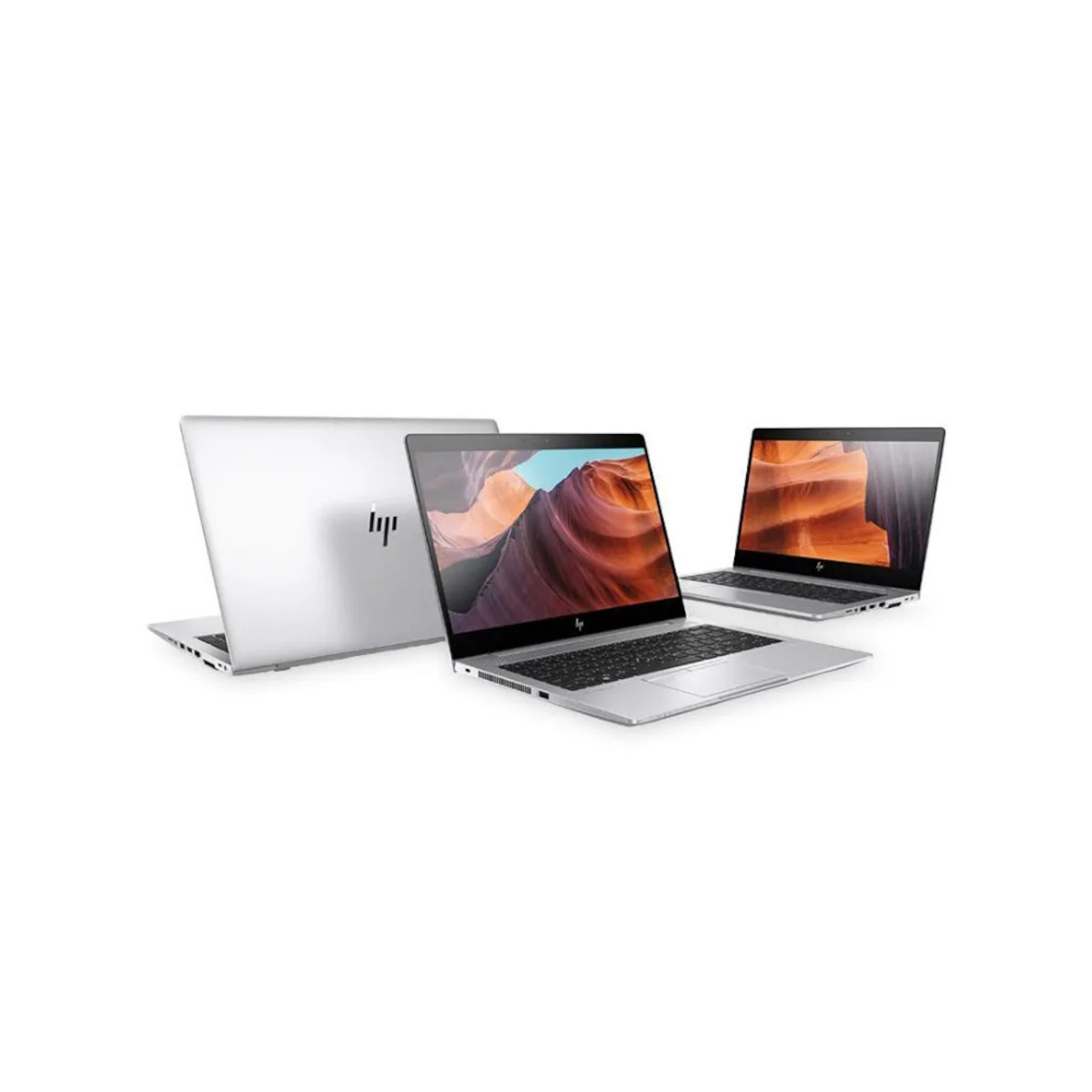 Drei silberne Laptops auf weißem Hintergrund. Einer ist von hinten zu sehen.