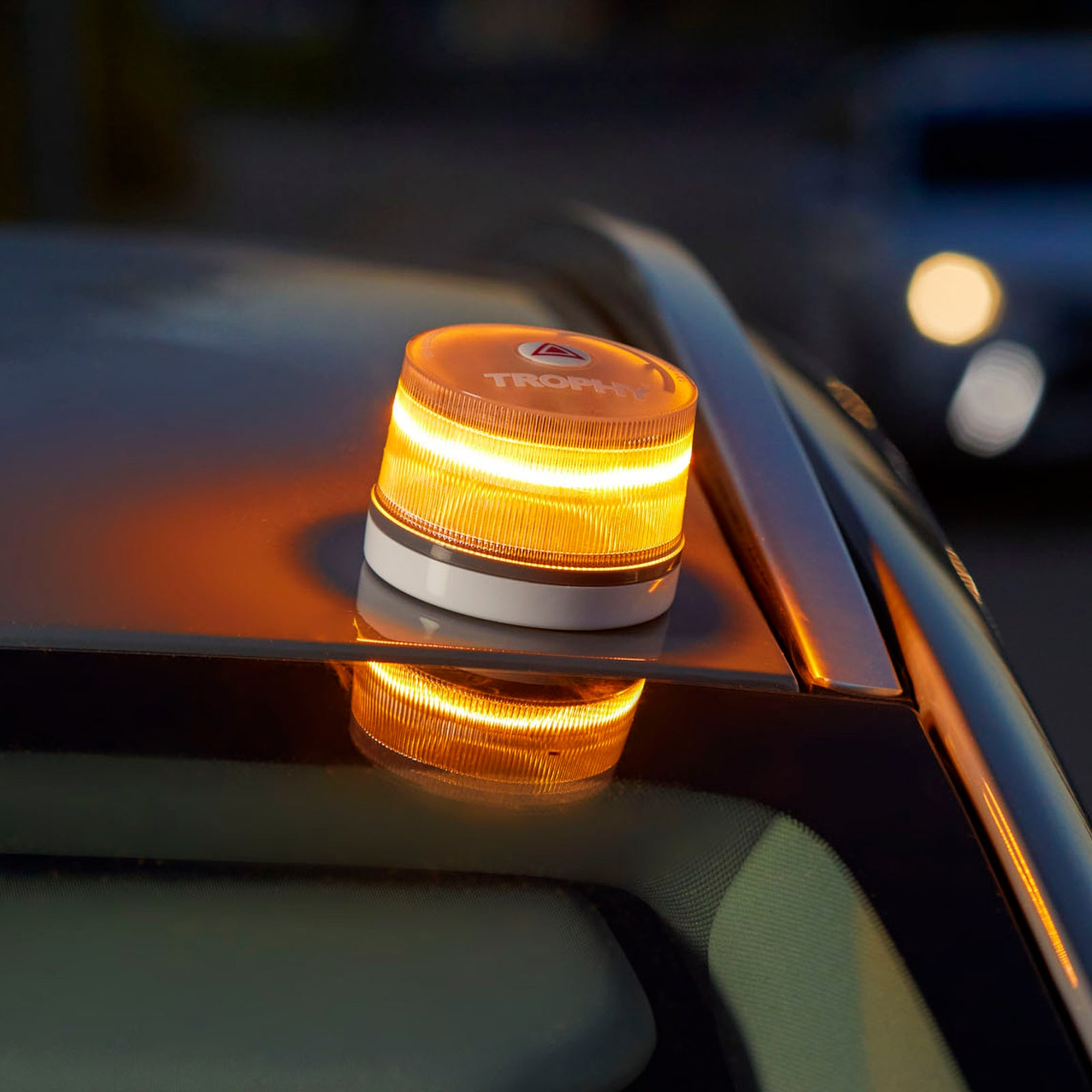 Una luz de advertencia naranja se ilumina en el techo de un coche.