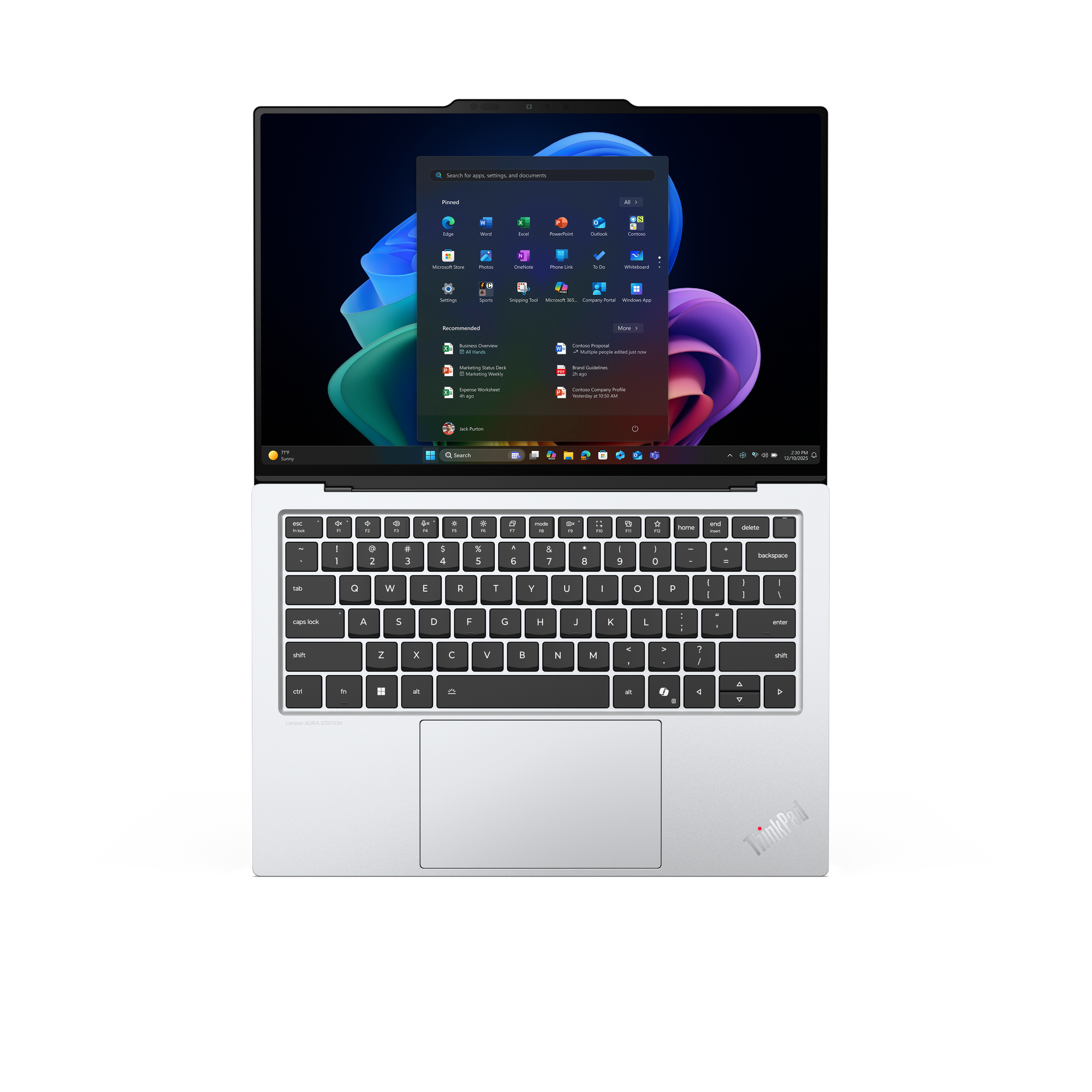 Un laptop argentato con menu Start di Windows 11 aperto e tastiera.