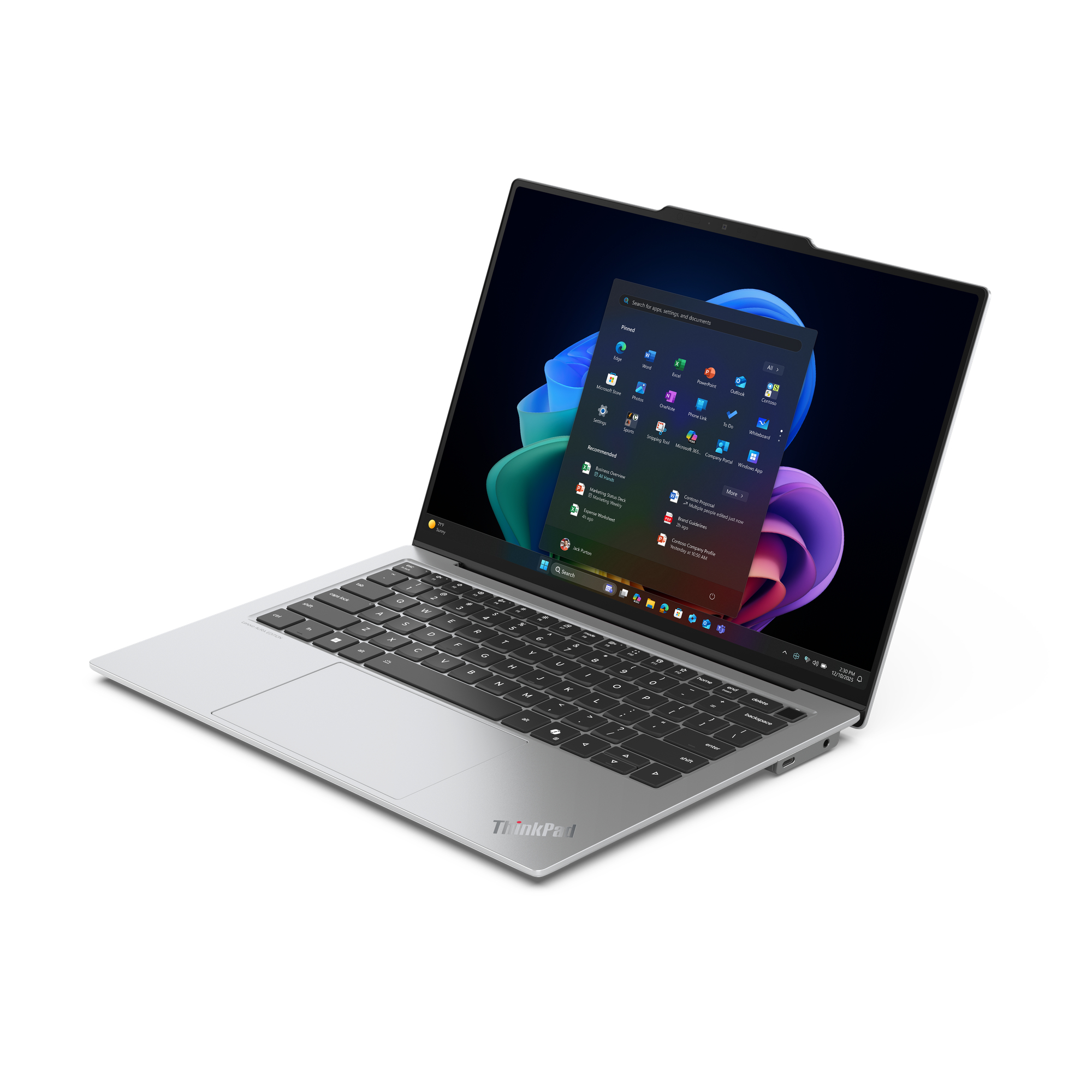 Un laptop argentato con lo schermo aperto, che mostra il menu Start di Windows.