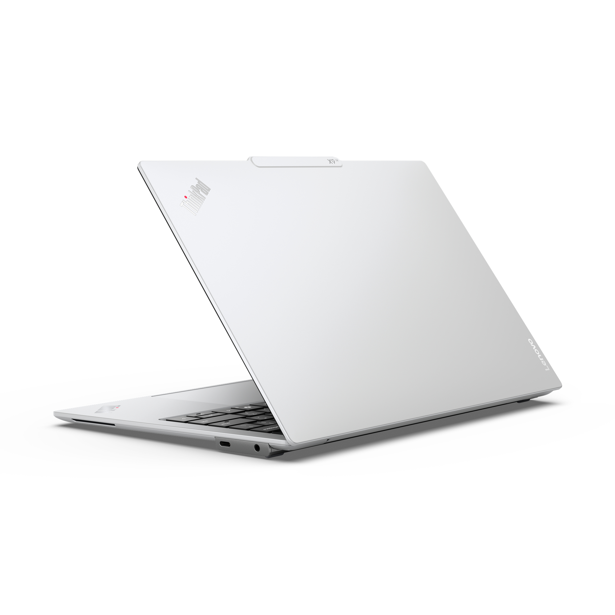 Un laptop bianco è aperto, mostrando tastiera e porte.