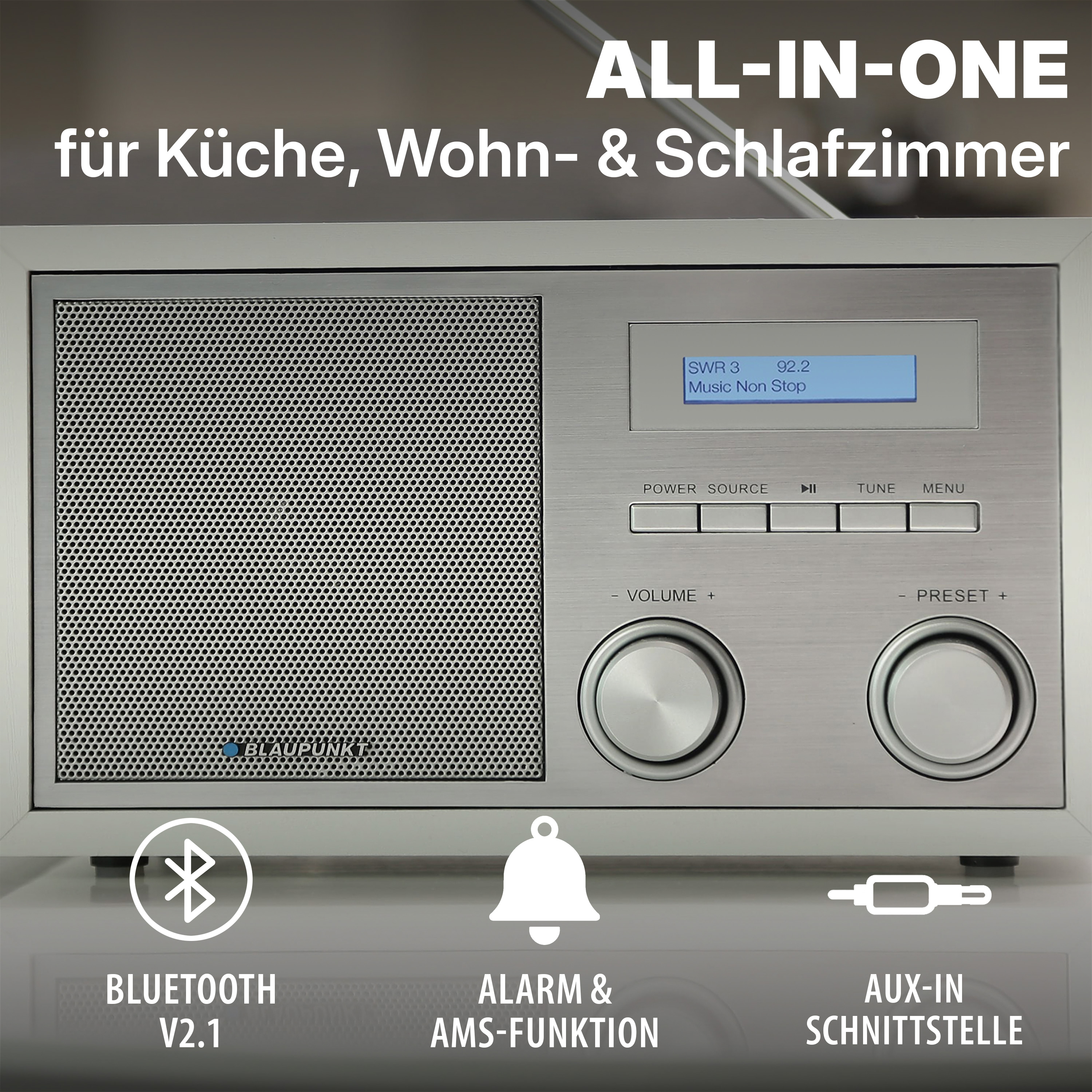 Silbernes All-in-One Radio mit Lautsprecher, Display, Knöpfen und Symbolen.