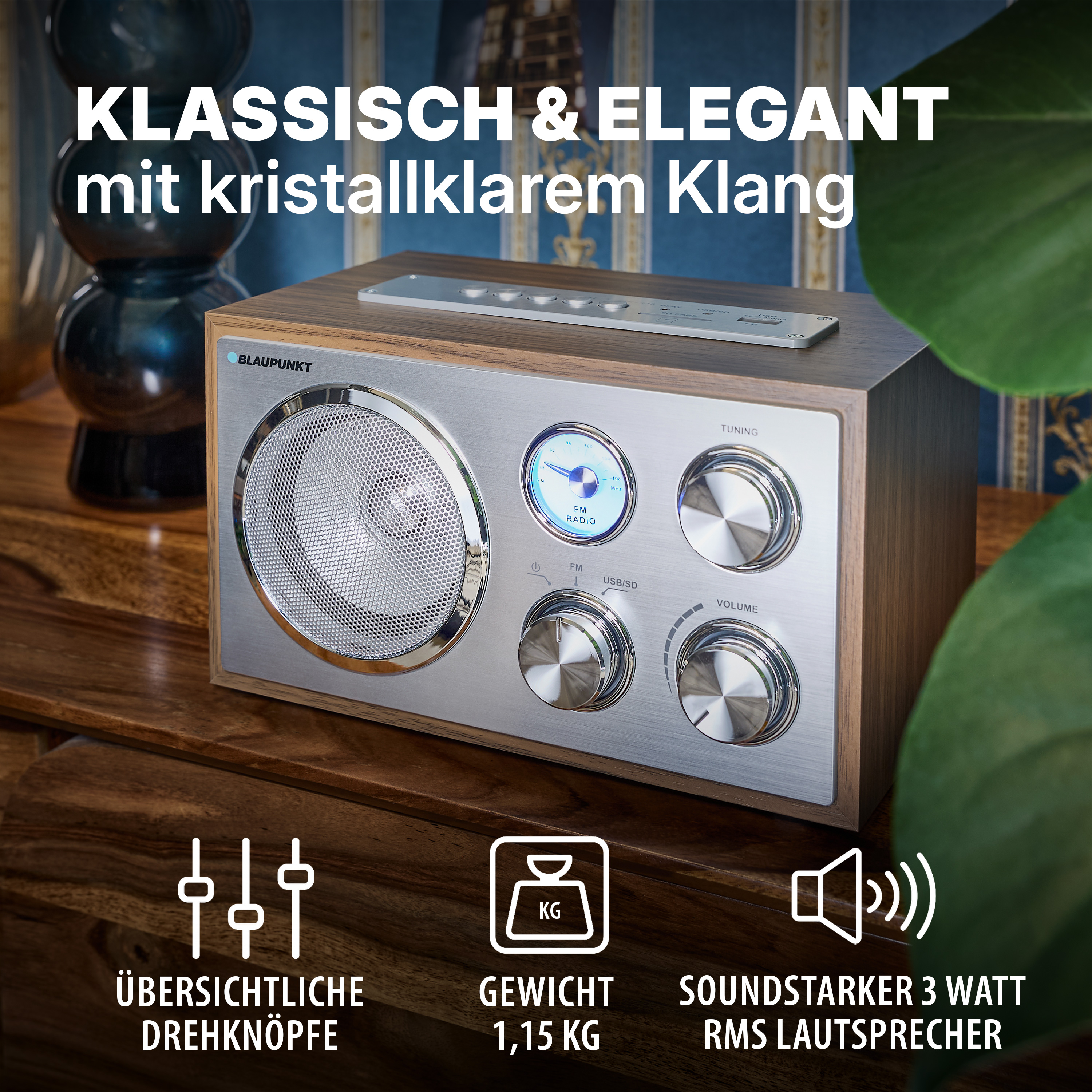Ein Blaupunkt Radio mit Holzgehäuse, silberner Front, Knöpfen und FM-Anzeige.