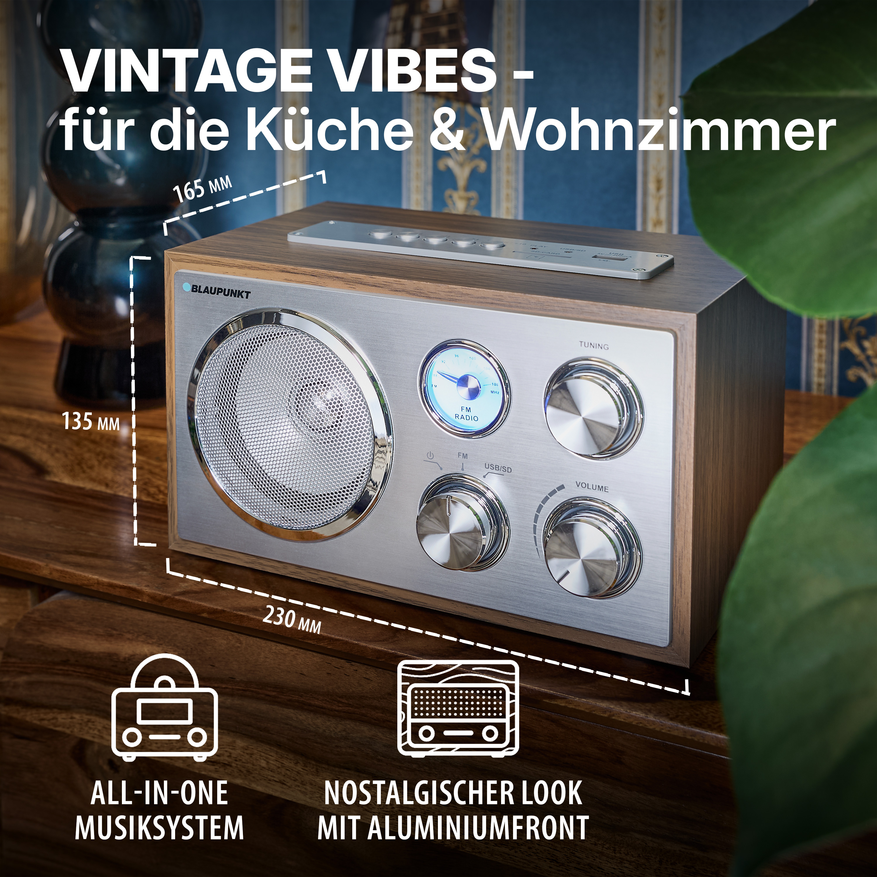 Ein Holzradio mit silberner Front, Knöpfen und einem Messgerät.
