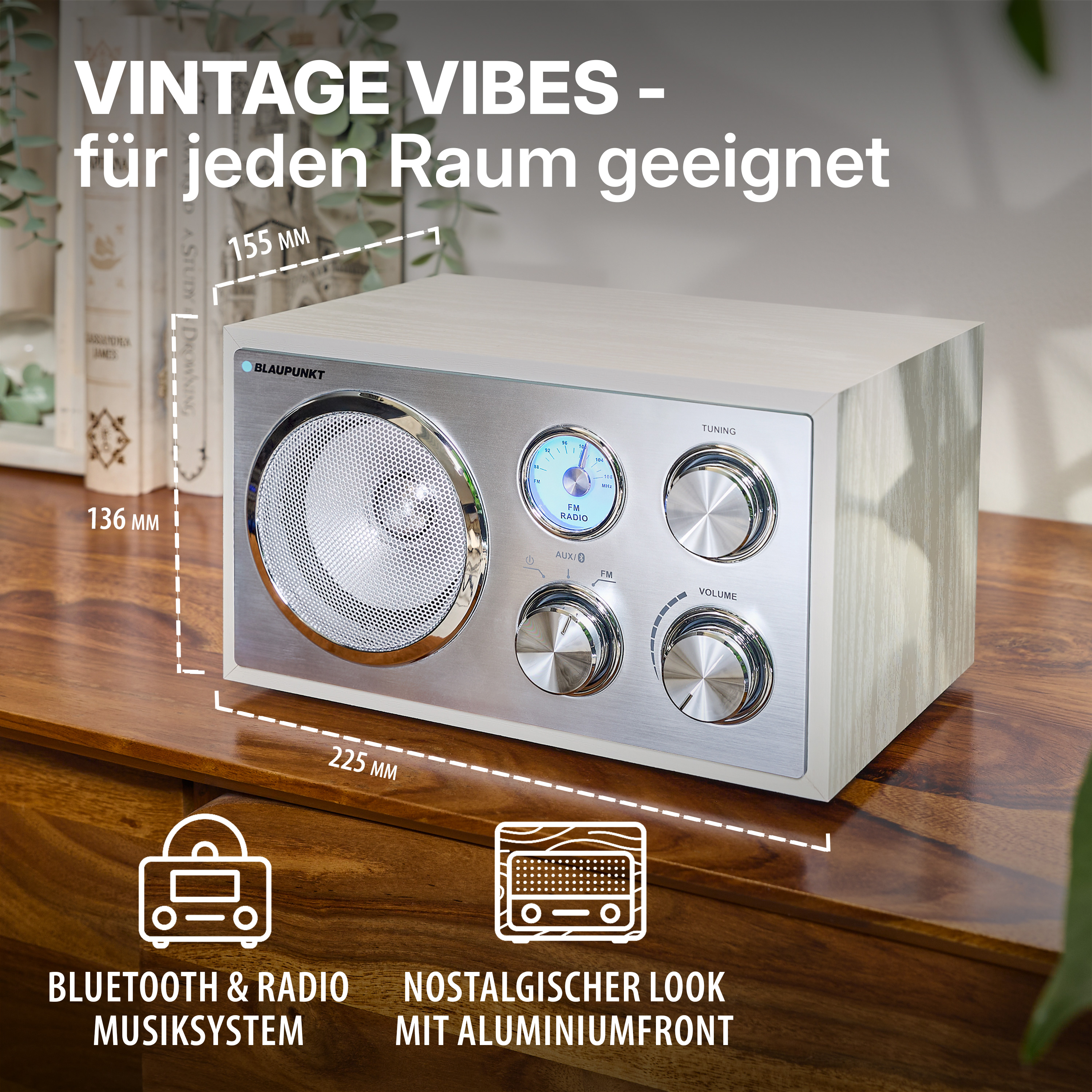 Ein Blaupunkt Radio mit Holzgehäuse und silberner Front steht auf einem Holztisch.