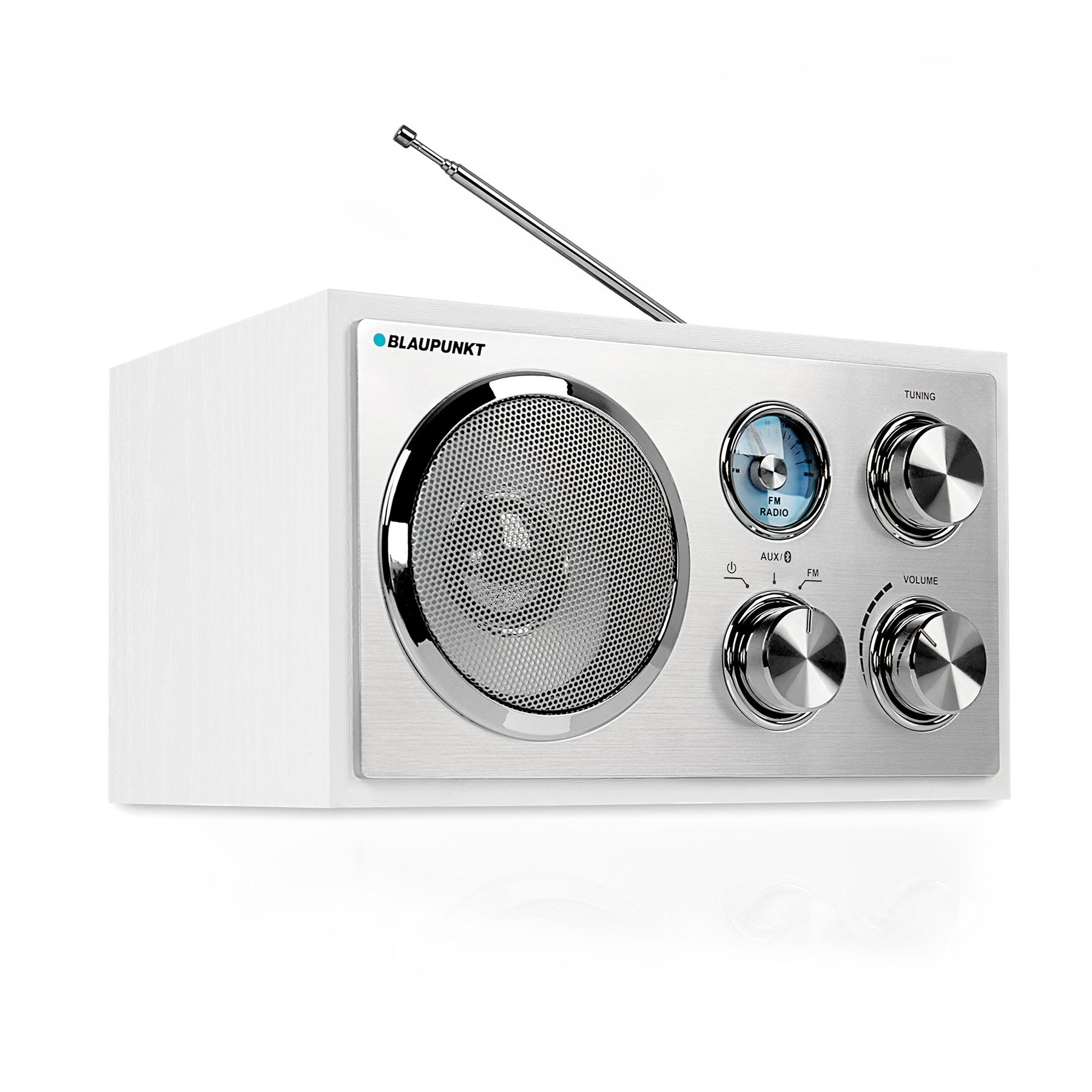 Ein weißes Radio mit silbernen Knöpfen und Lautsprecher, ausziehbarer Antenne.