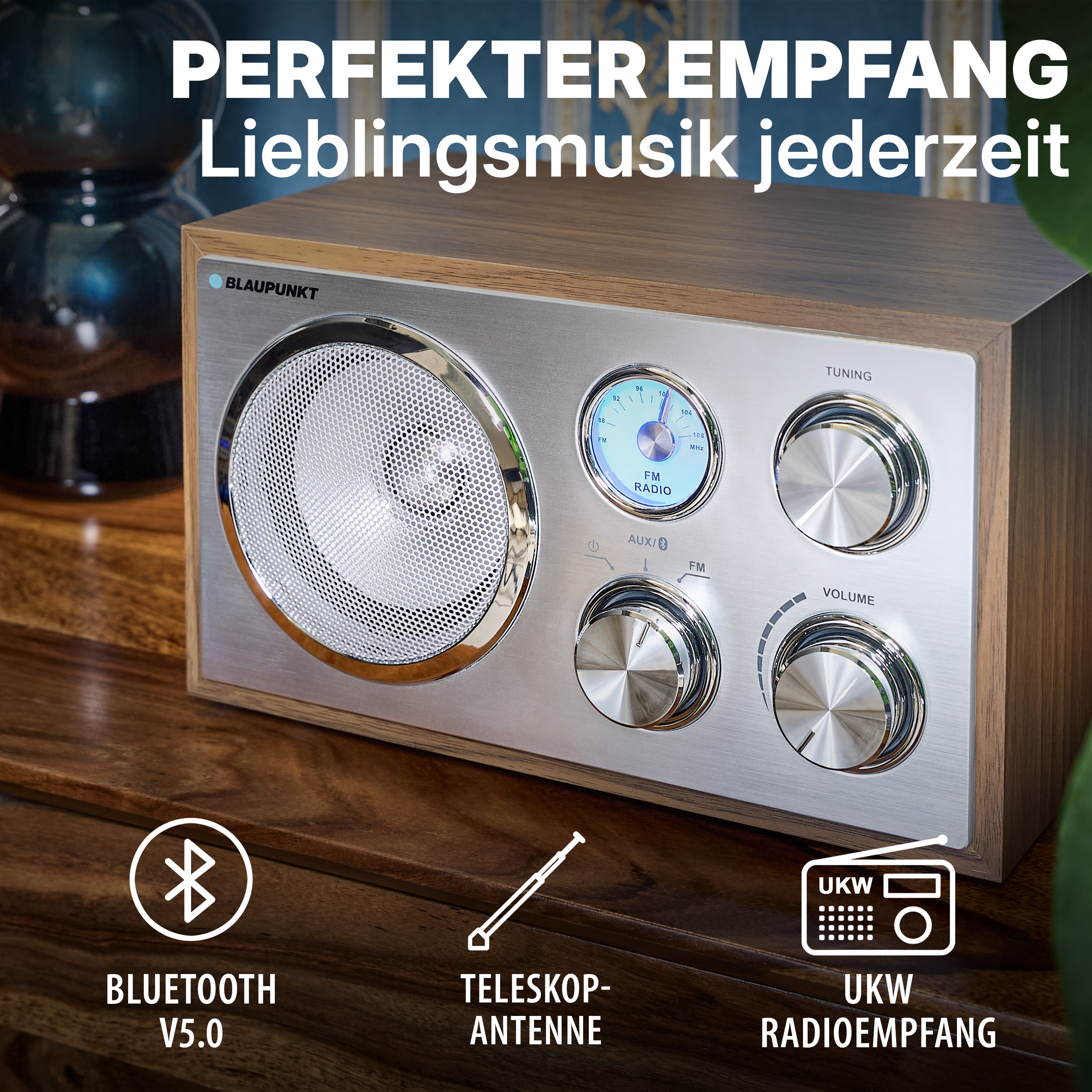 Una radio Blaupunkt con cassa in legno, FM, Bluetooth e antenna telescopica.