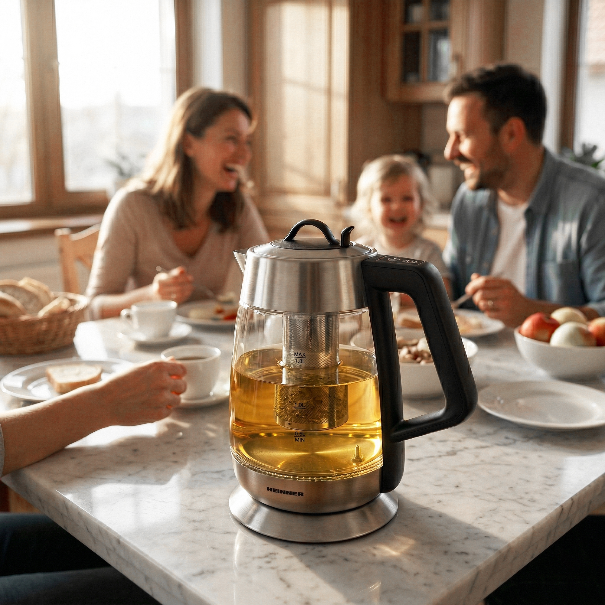 Une famille prend son petit-déjeuner à une table en marbre avec une bouilloire.