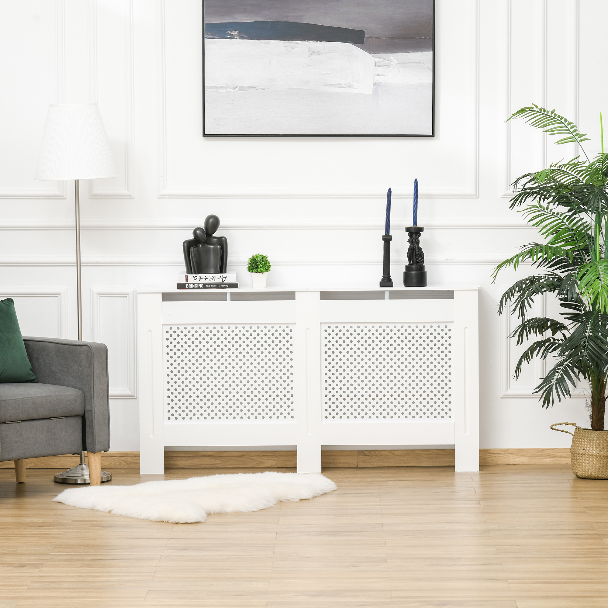 Una sala moderna con un sillón gris, una cubierta de radiador blanca y una palmera.