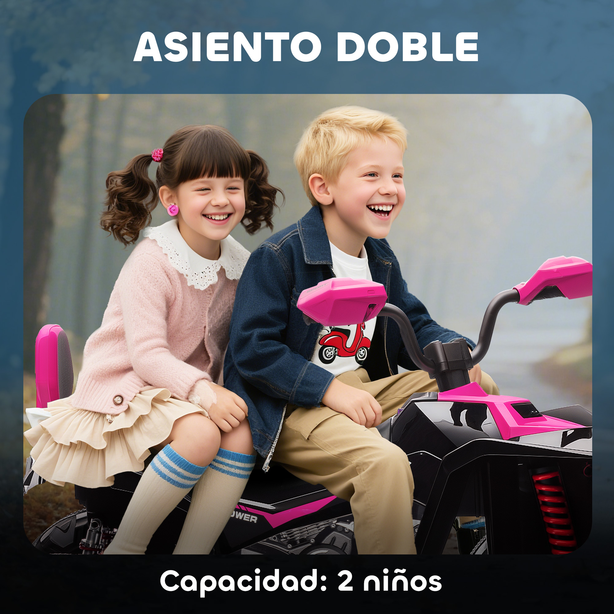 Dos niños sonrientes en un quad eléctrico rosa y negro en un bosque.