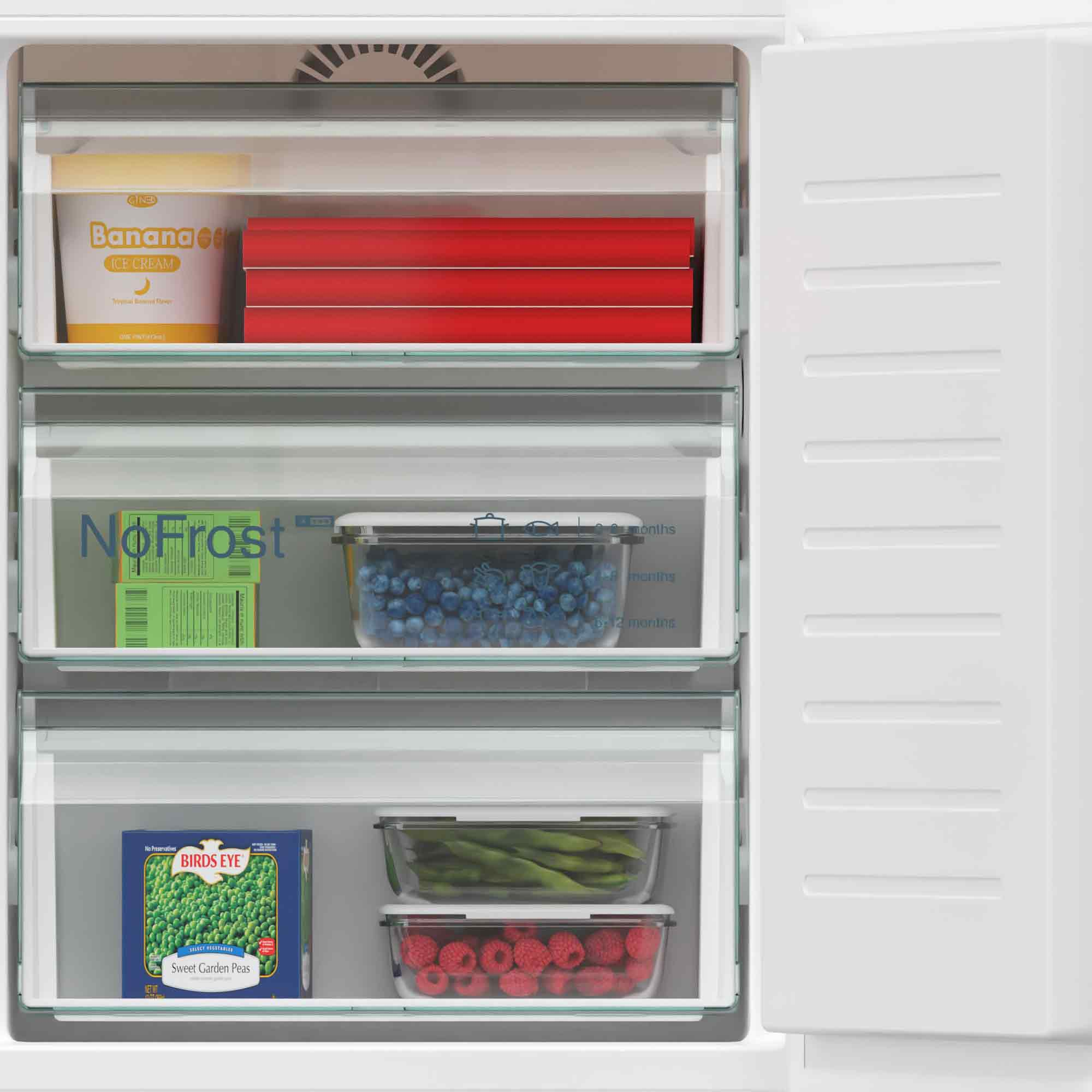 Offener Kühlschrank mit Bananeneis, roten Gegenständen, Blaubeeren, Erbsen und Himbeeren.