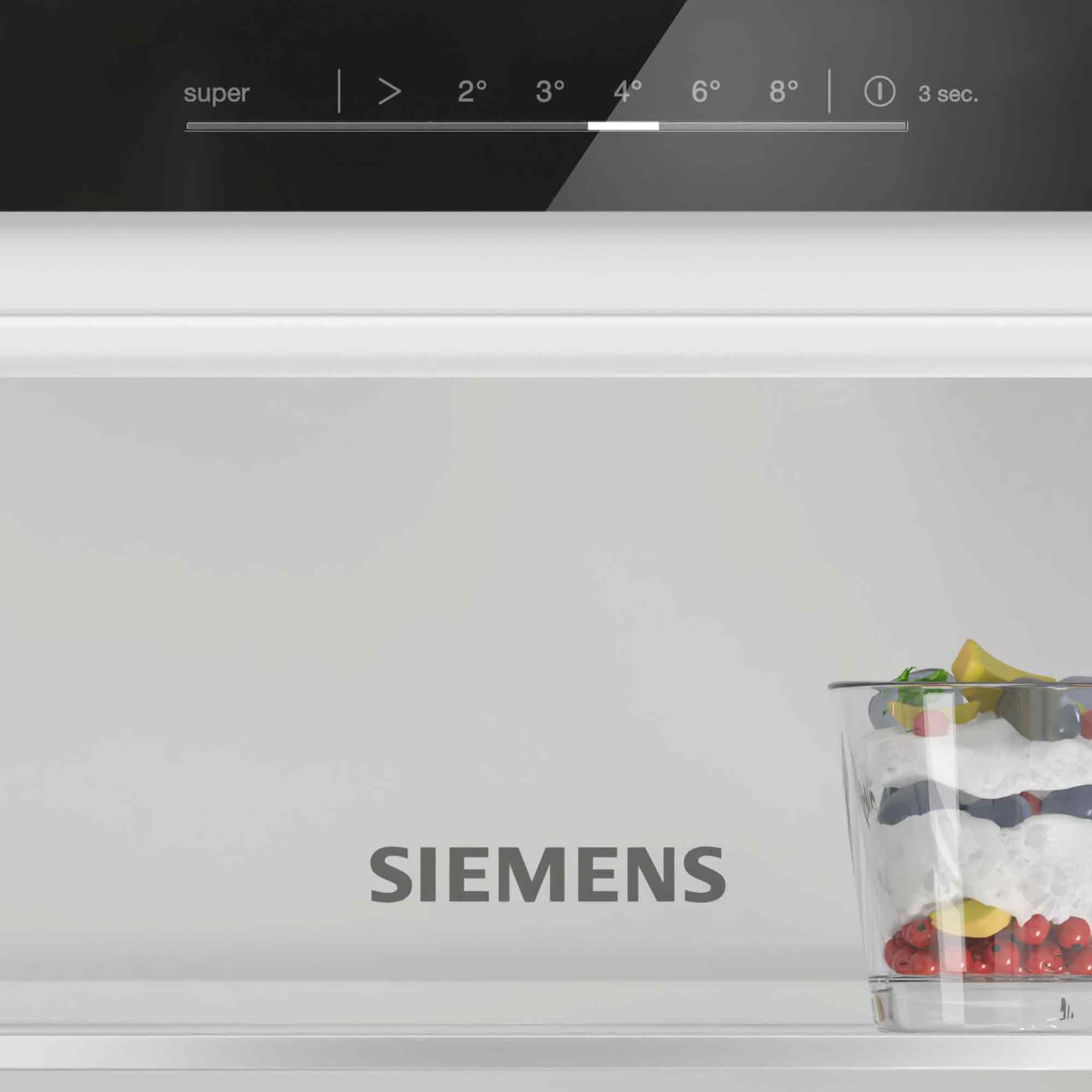 Kühlschrank-Display mit Temperaturwahl und einem Dessert im Glas.