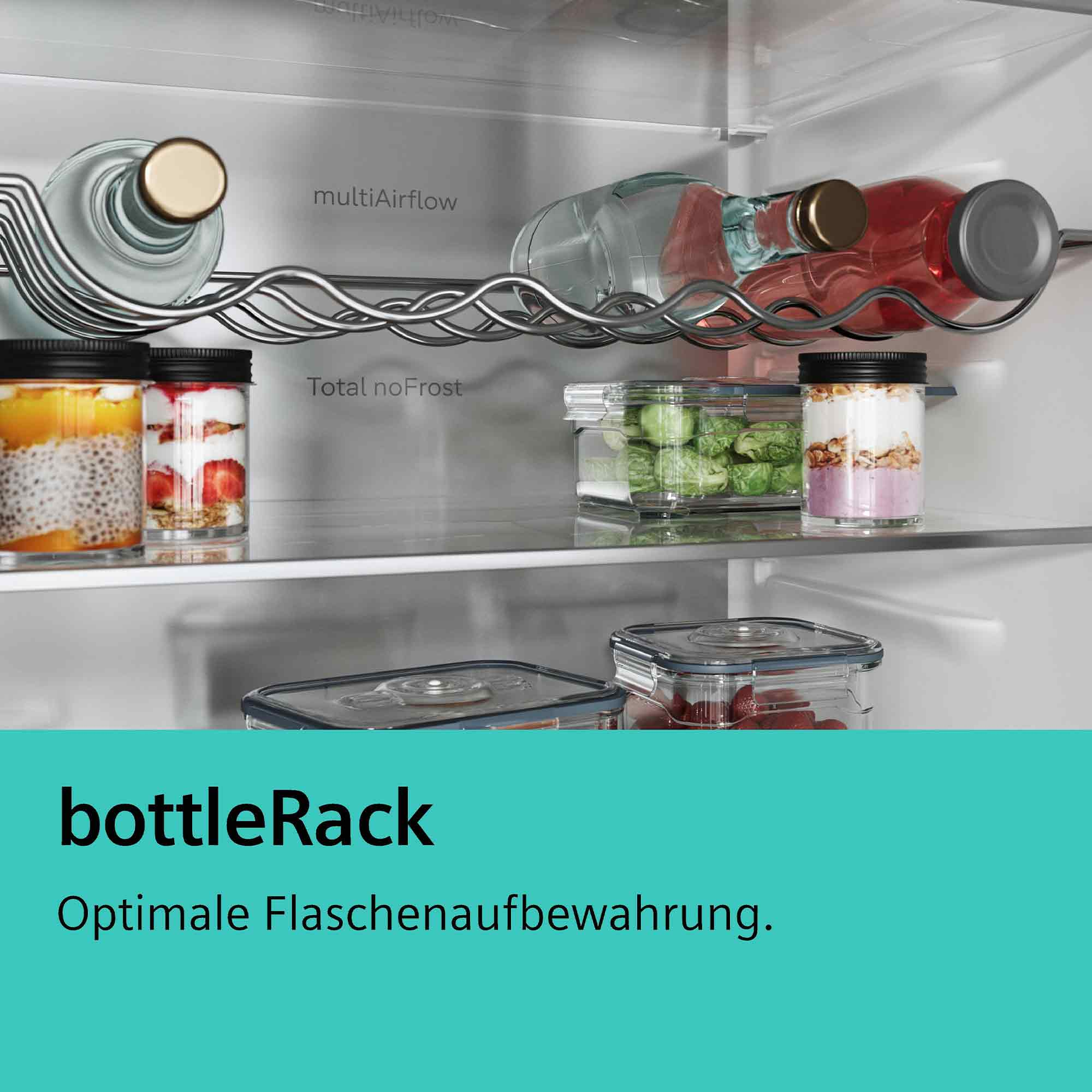 Kühlschrankregal mit Flaschen, Gläsern und Lebensmitteln.
