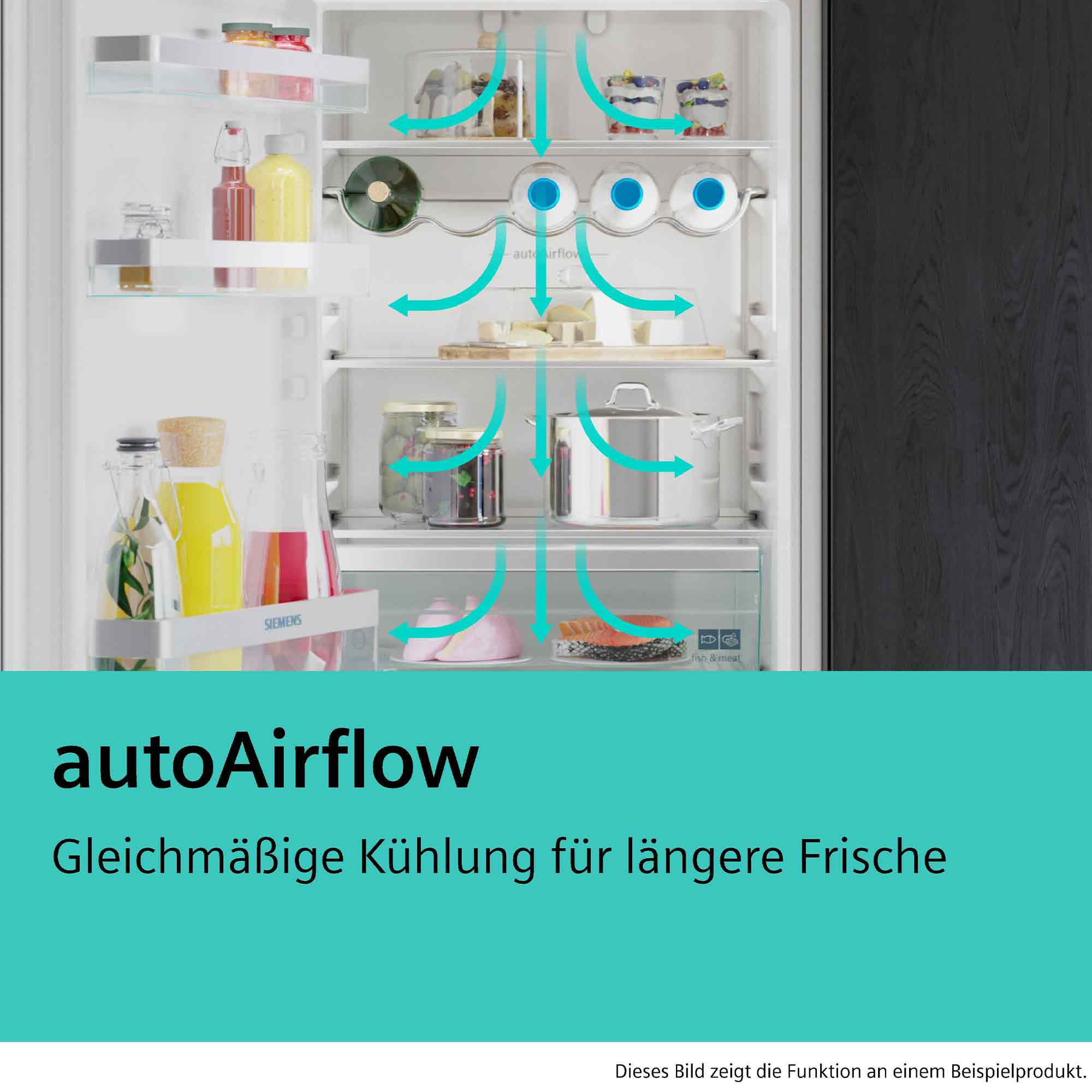 Ein offener Kühlschrank mit Lebensmitteln und Luftstrompfeilen.