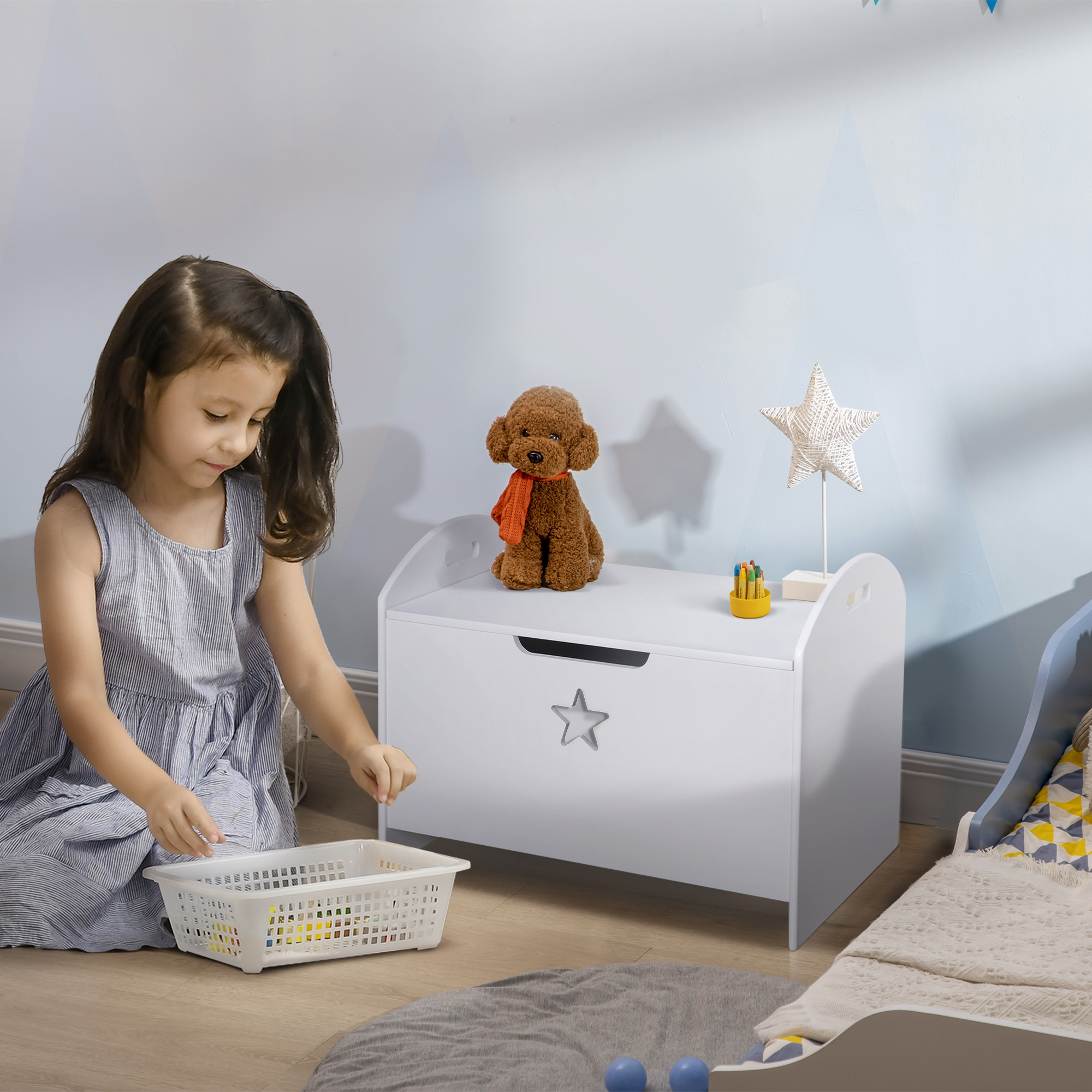 Una niña con vestido a rayas juega en el suelo con juguetes en una cesta.