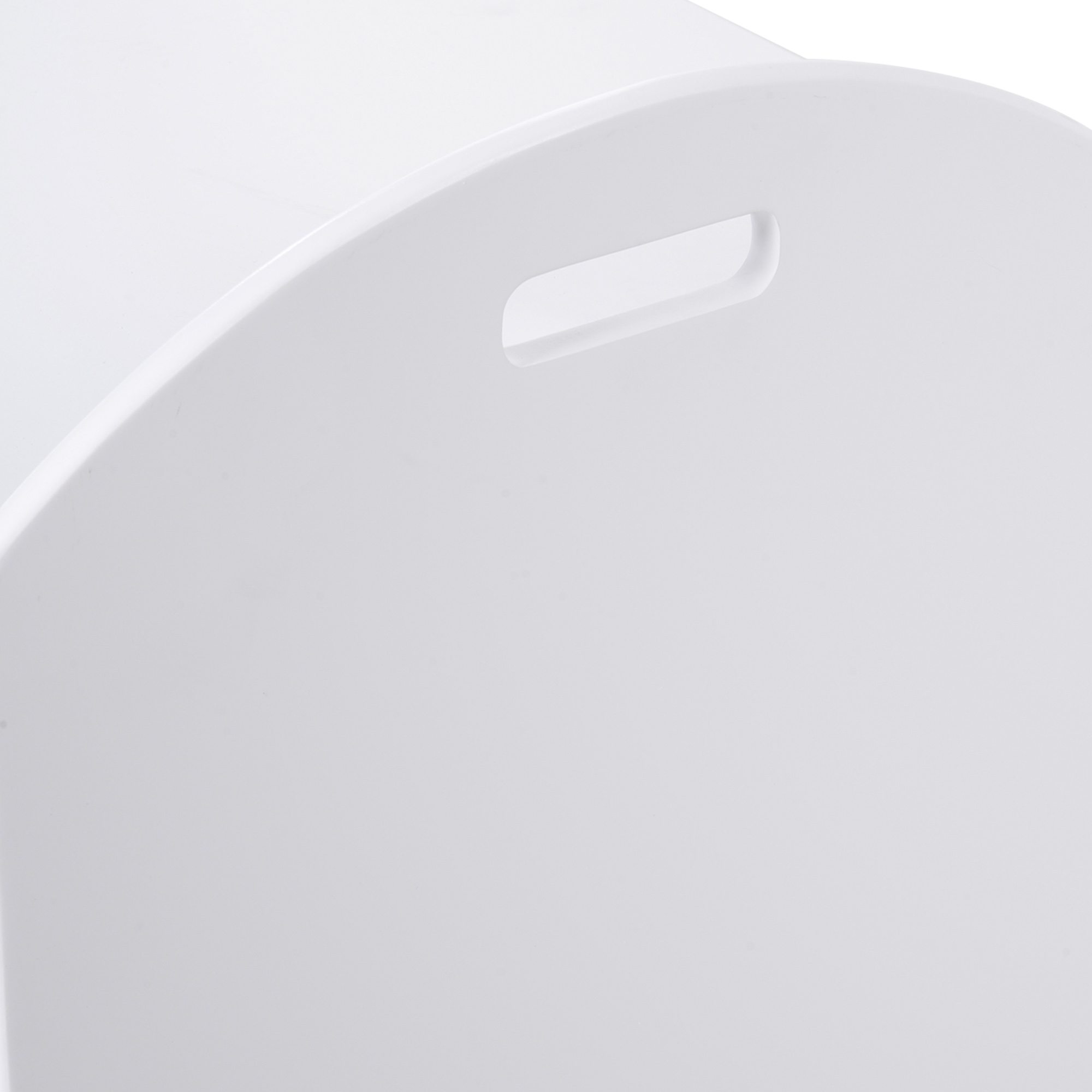 Primer plano de una caja blanca con un recorte para el asa.