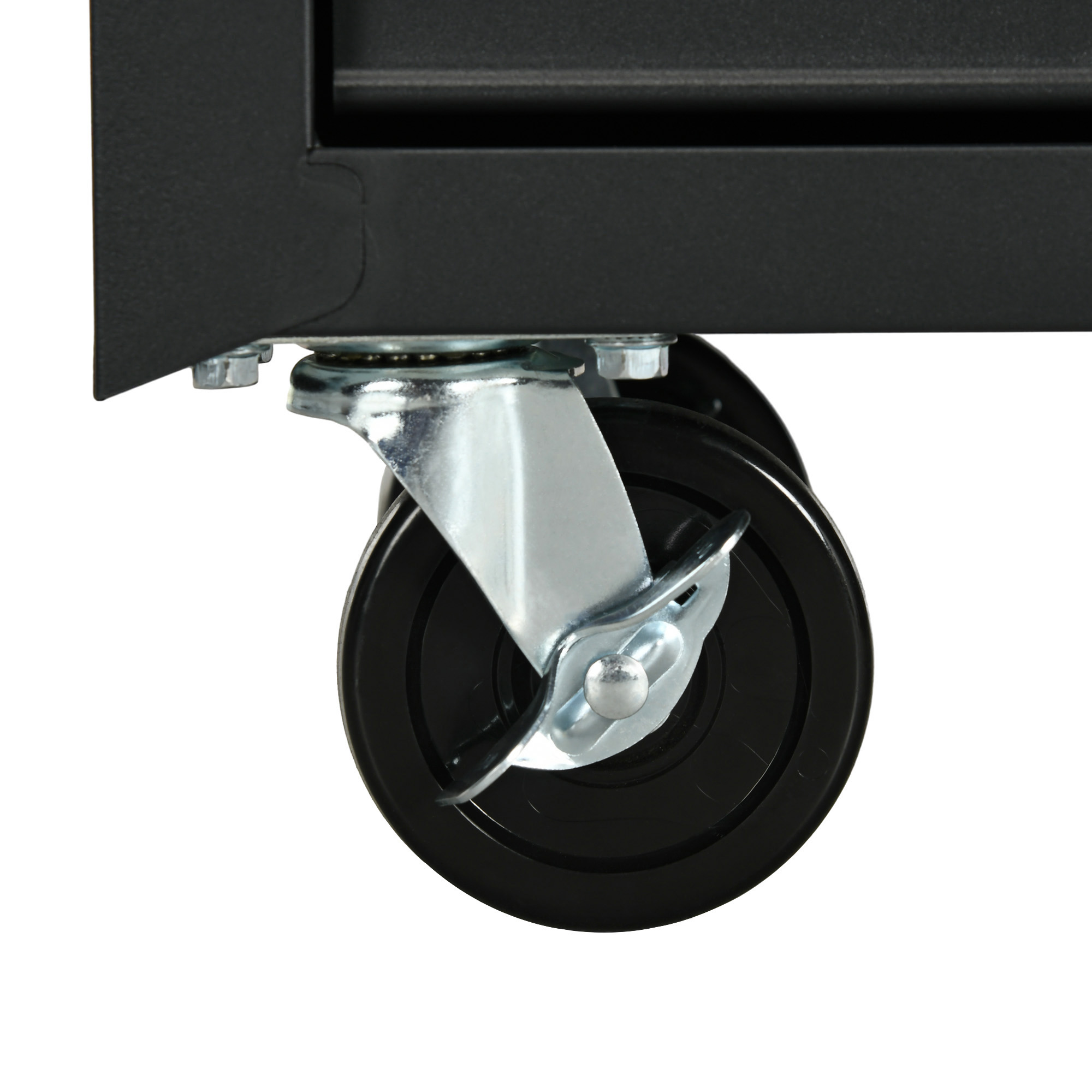 Primer plano de una rueda giratoria negra unida a un gabinete de metal negro con herrajes plateados.