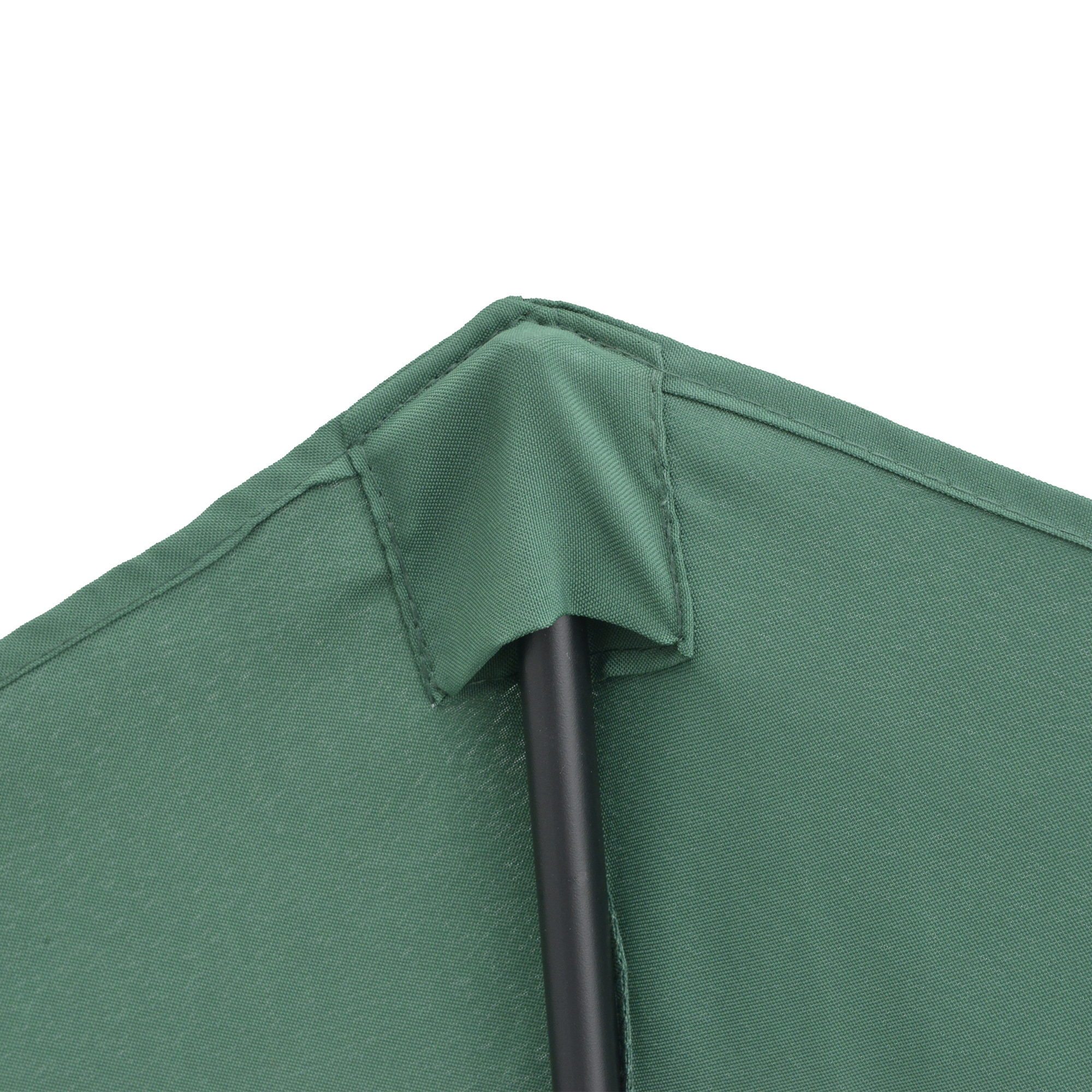 Angolo in tessuto verde con palo metallico nero, dettaglio.