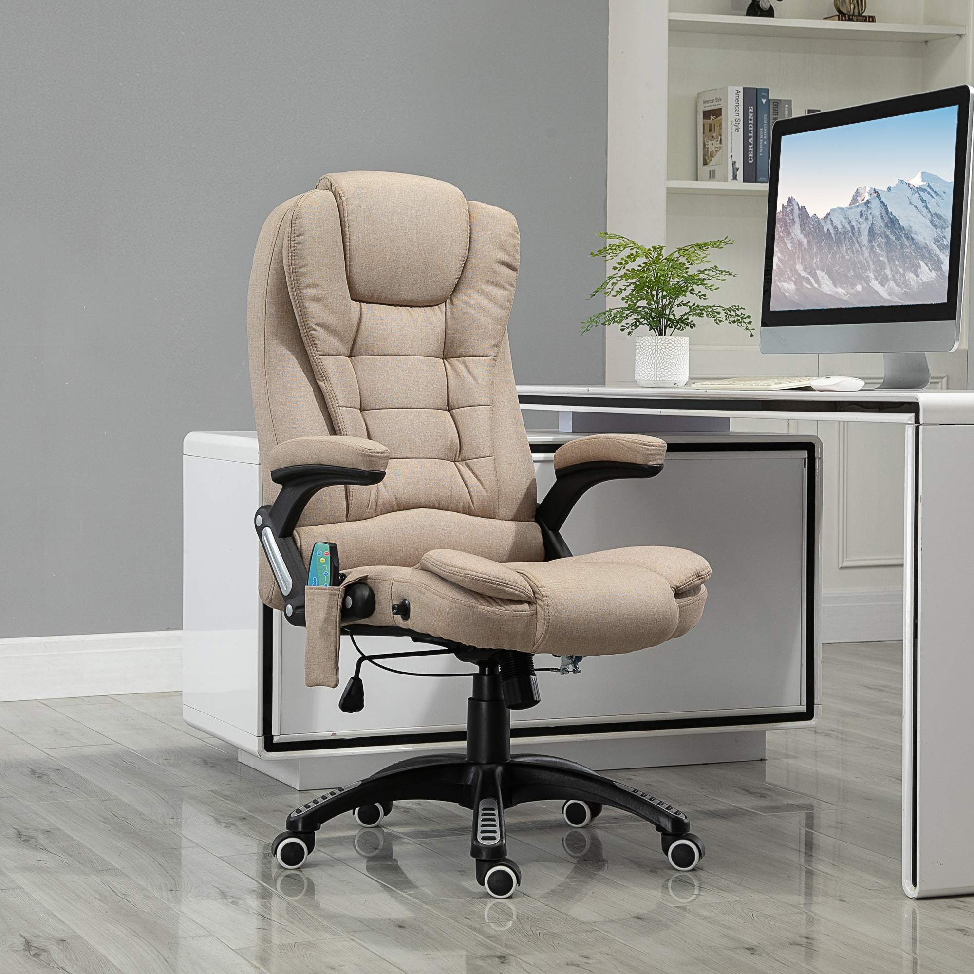 Una silla de oficina beige con ruedas está frente a un escritorio con computadora.