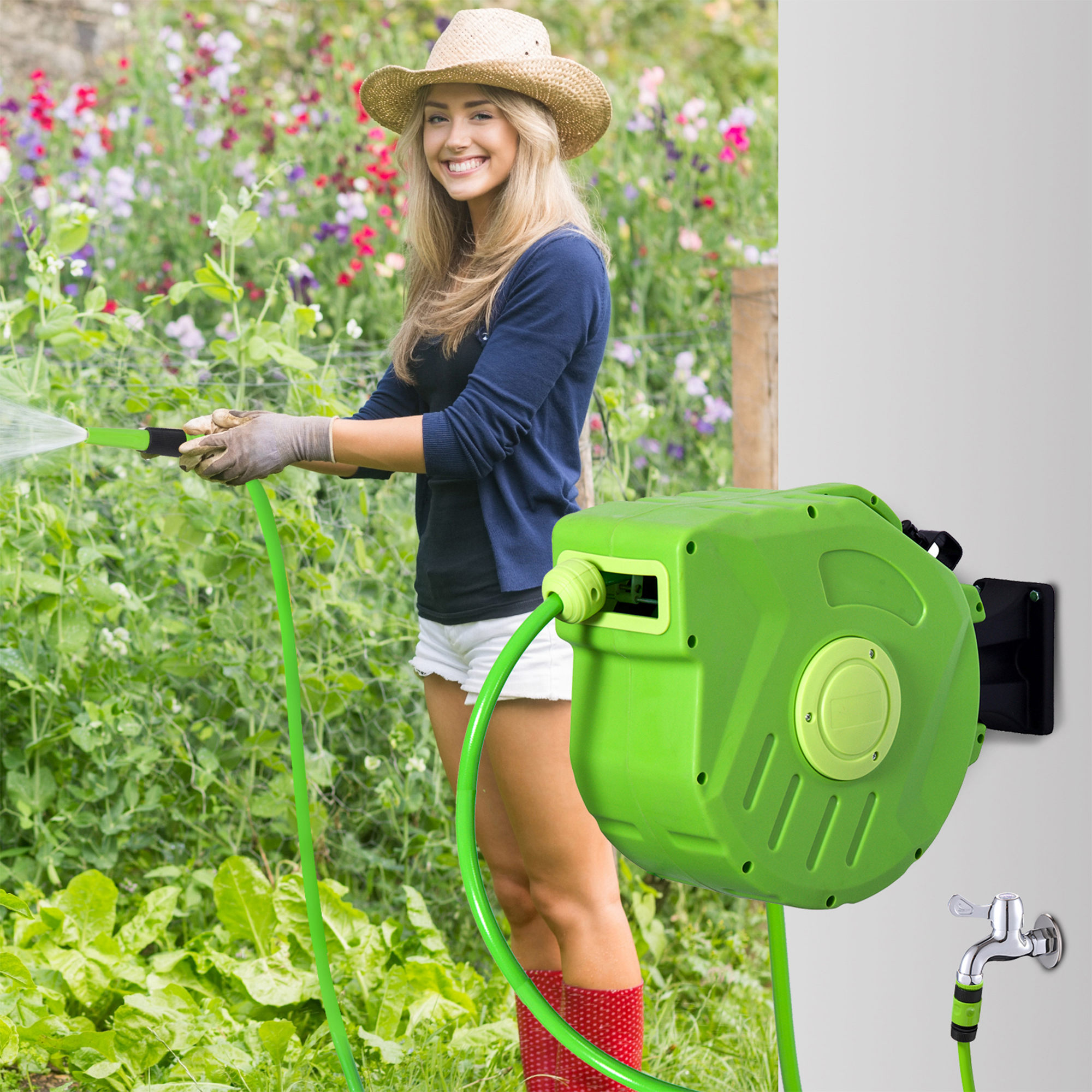 Una mujer con sombrero de paja riega plantas con una manguera verde en un jardín florido.