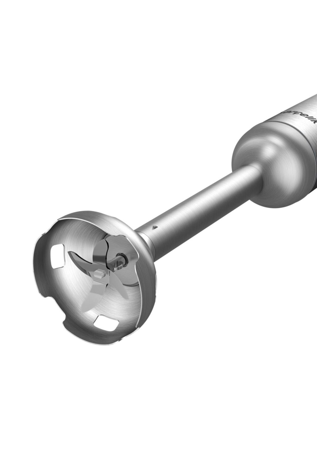 Beyaz arka planda metal bıçaklı ve koruyucu kapaklı gümüş el blenderi.