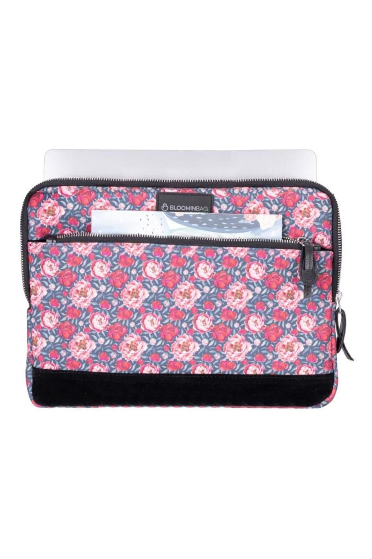 Pembe ve mavi çiçek desenli laptop kılıfı, siyah ön panel.
