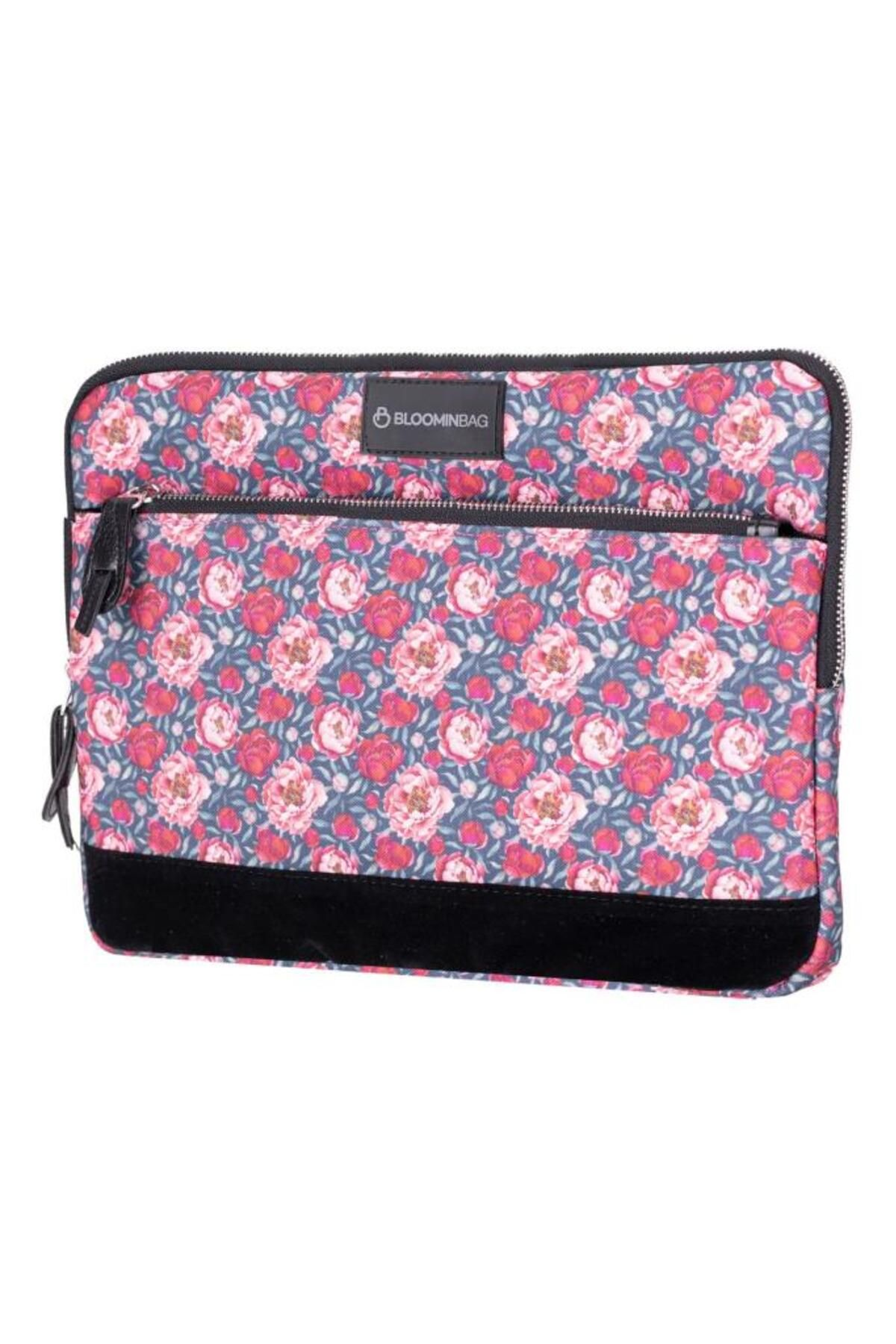 Siyah aksanlar ve BLOOMINBAG logosuna sahip çiçek desenli laptop kılıfı.