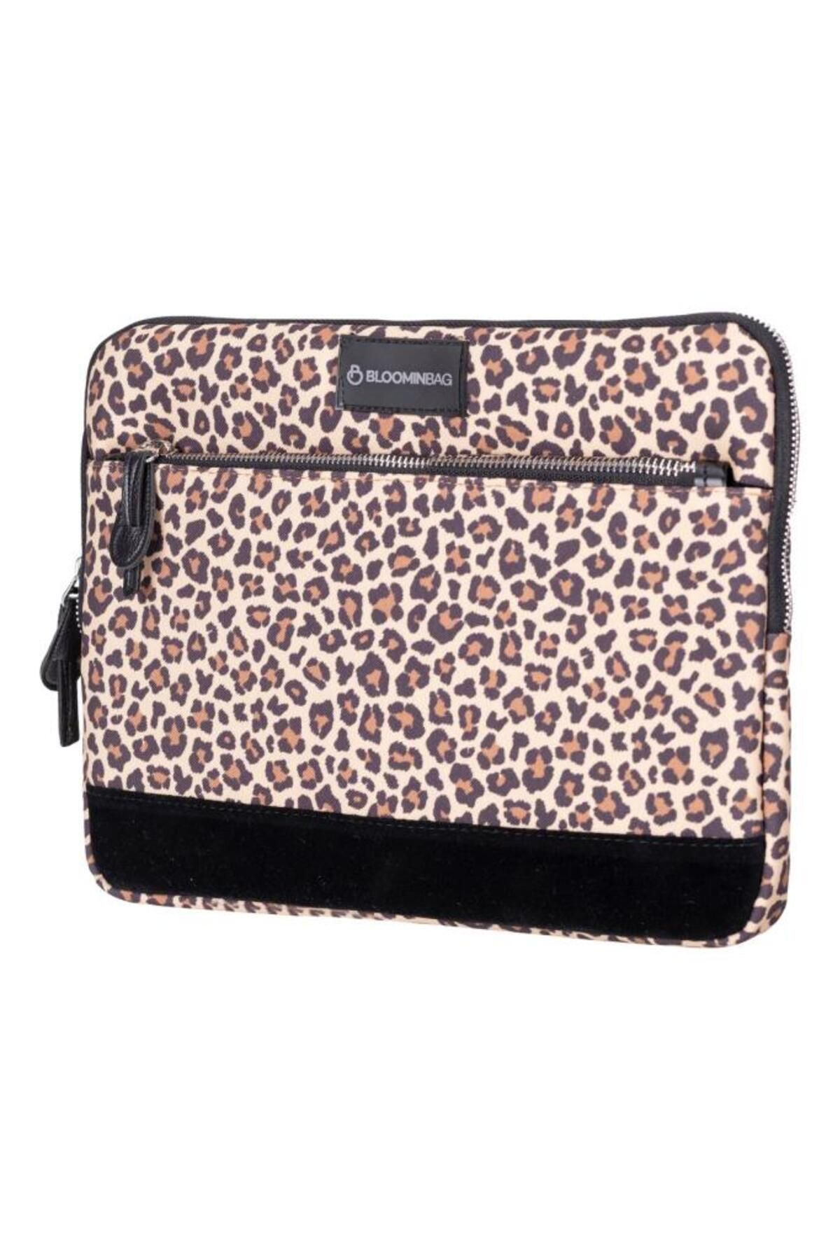 Leopar desenli, siyah şeritli ve fermuarlı laptop çantası. Siyah logolu.