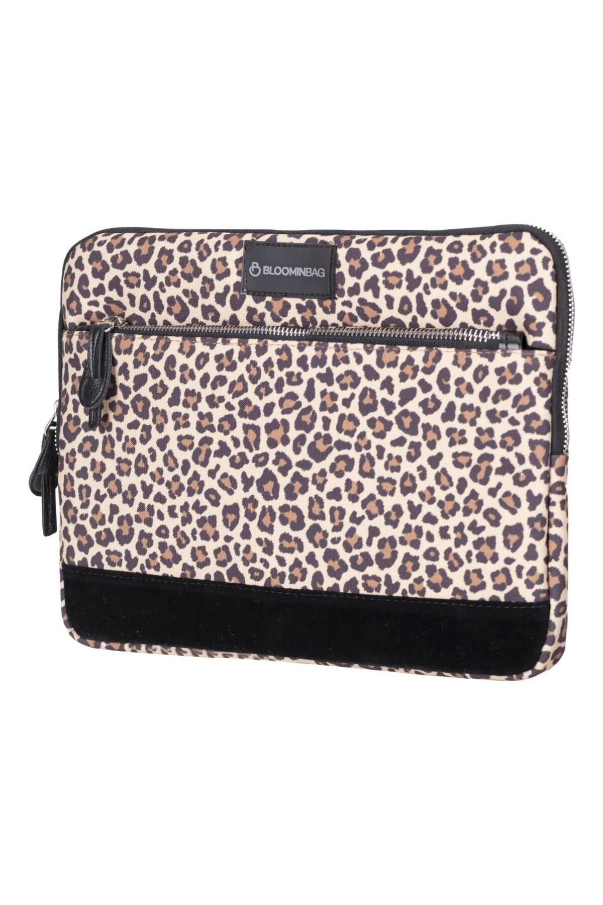 Siyah biyeli ve fermuarlı kahverengi leopar desenli laptop çantası.