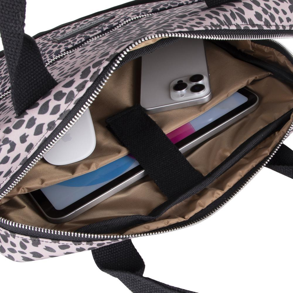Leopar desenli çanta içi, içinde telefon, tablet ve beyaz fare.